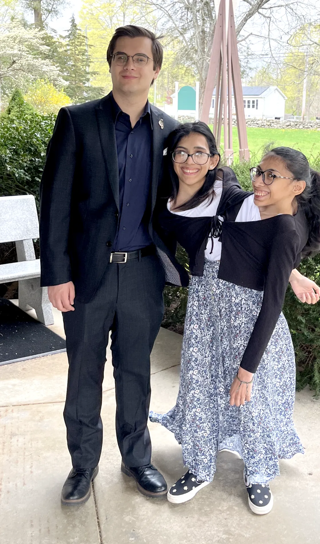 Cặp song sinh cùng bạn trai của cô Carmen, anh Daniel McCormack