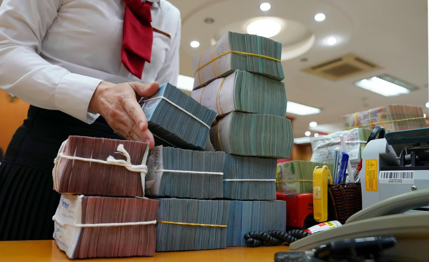 Các ngân hàng liên tục giảm lãi suất tiết kiệm