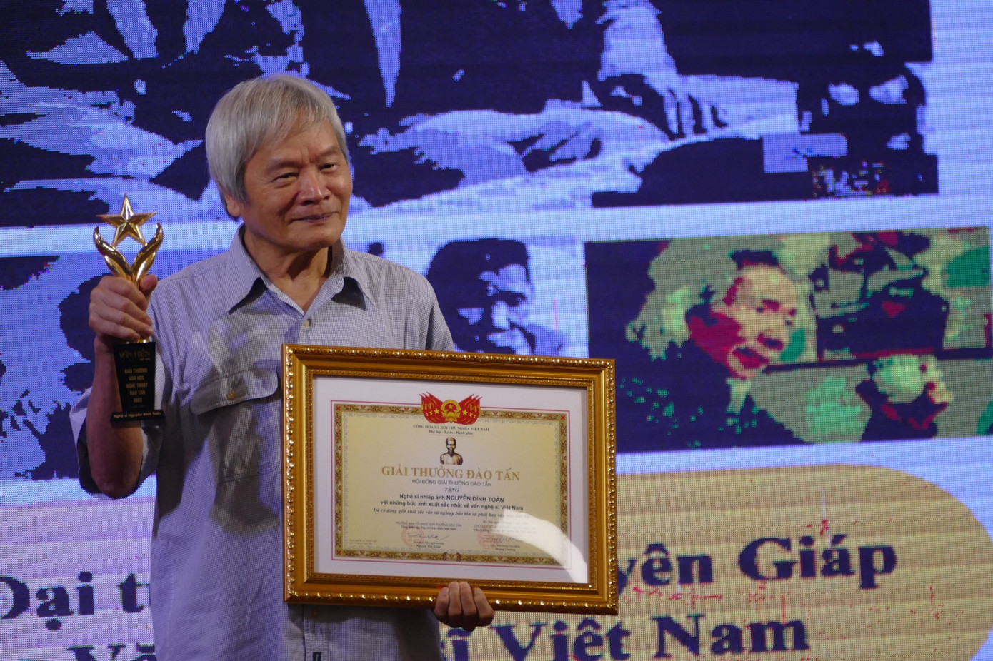 Nguyễn Đình Toán nhận giải thưởng Đào Tấn. Nguyễn Đình Toán nhận giải thưởng Đào Tấn.