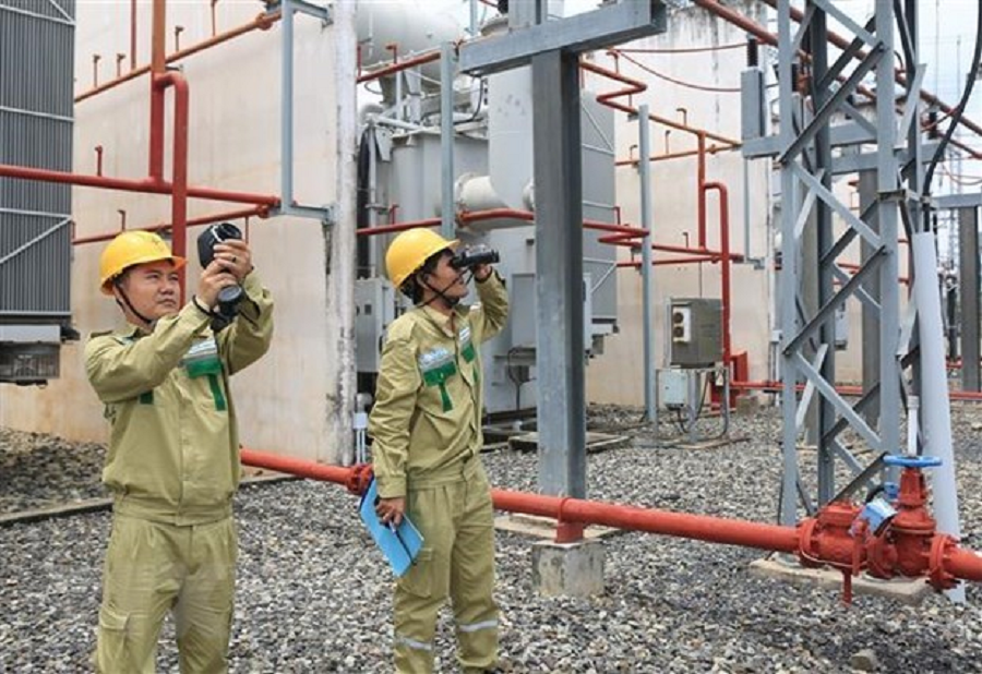 Công nhân Công ty Truyền tải Điện 4 kiểm tra vận hành trạm biến áp 500kV Phú Mỹ. Ảnh: TTXVN