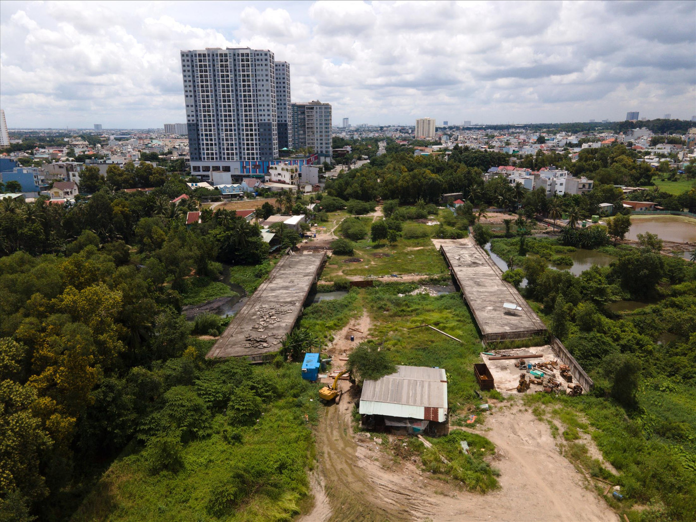 Đoạn 3 của dự án đường Vành đai 2 từ đường Phạm Văn Đồng đến nút giao Gò Dưa như một phế tích. Ảnh: Phạm Nguyễn