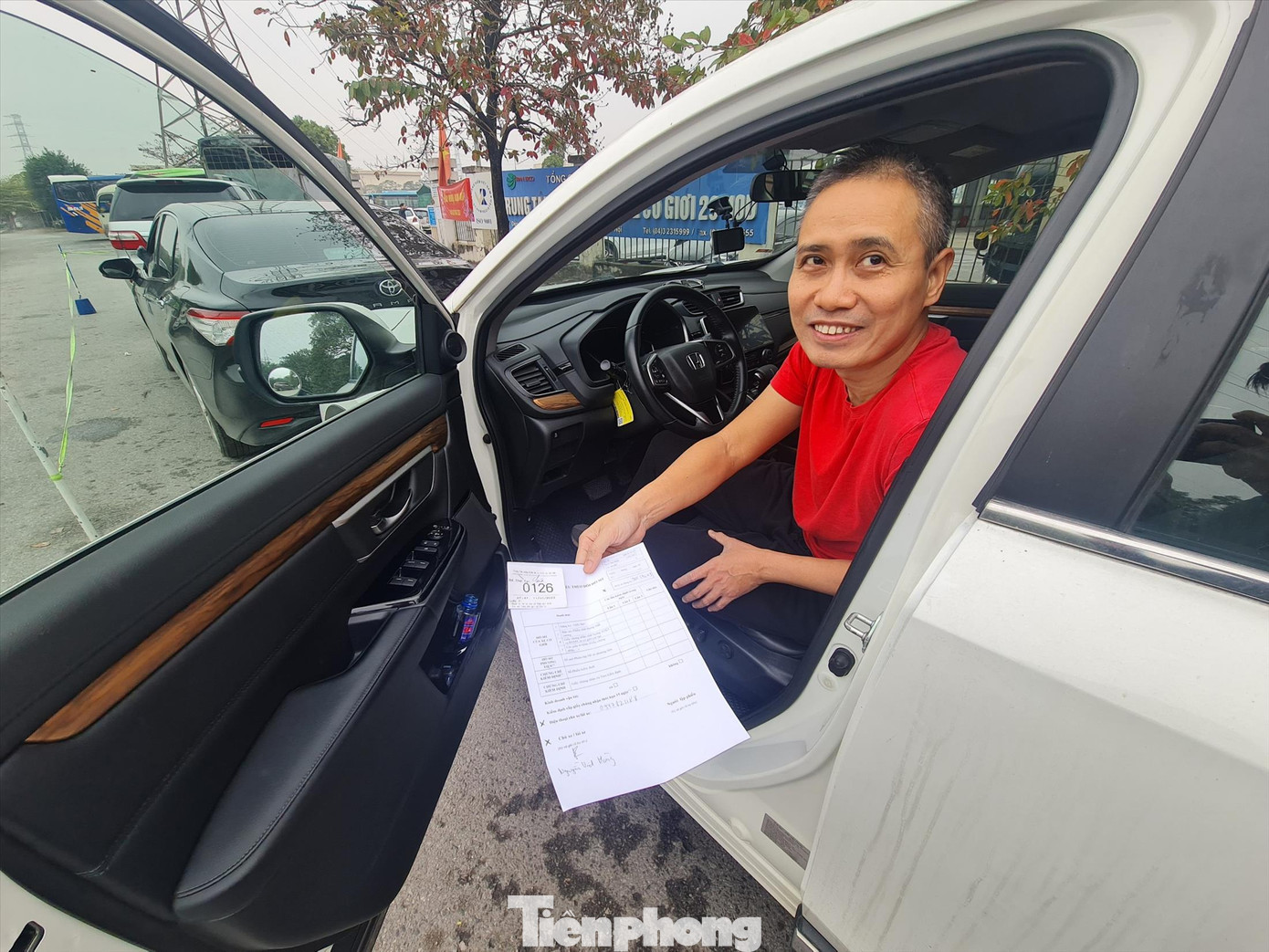 Anh Nguyễn Việt Hùng (quận Hai Bà Trưng) có mặt tại trung tâm lúc 5h sáng, được phát số 126, nhưng quá trưa vẫn chưa đến lượt. Ảnh: Trần Hoàng Anh Nguyễn Việt Hùng (quận Hai Bà Trưng) có mặt tại trung tâm lúc 5h sáng, được phát số 126, nhưng quá trưa vẫn chưa đến lượt. Ảnh: Trần Hoàng