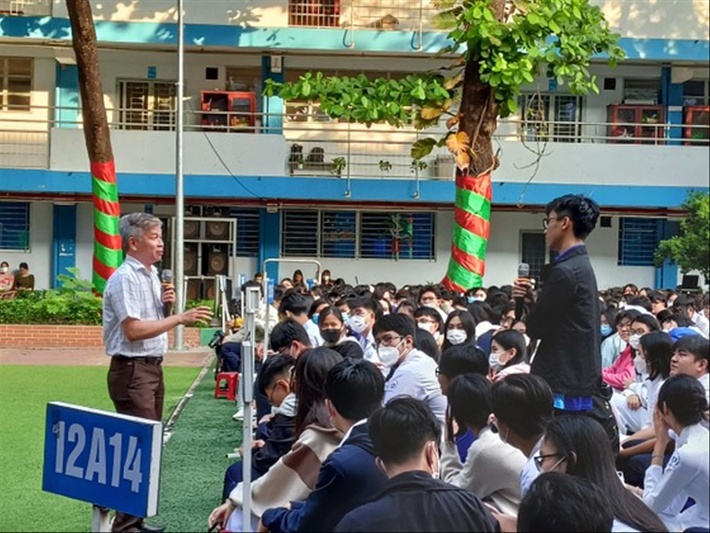 Chuyên gia công nghệ thông tin nói chuyện với học sinh Trường THPT Nguyễn Du về ChatGPT. Ảnh: T.T