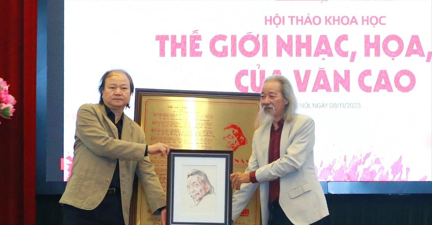 Đại diện gia đình nhạc sĩ nhận tranh khắc đồng bản nhạc bài hát Mùa xuân đầu tiên của nhạc sĩ Văn Cao. Ảnh: Hà Nam