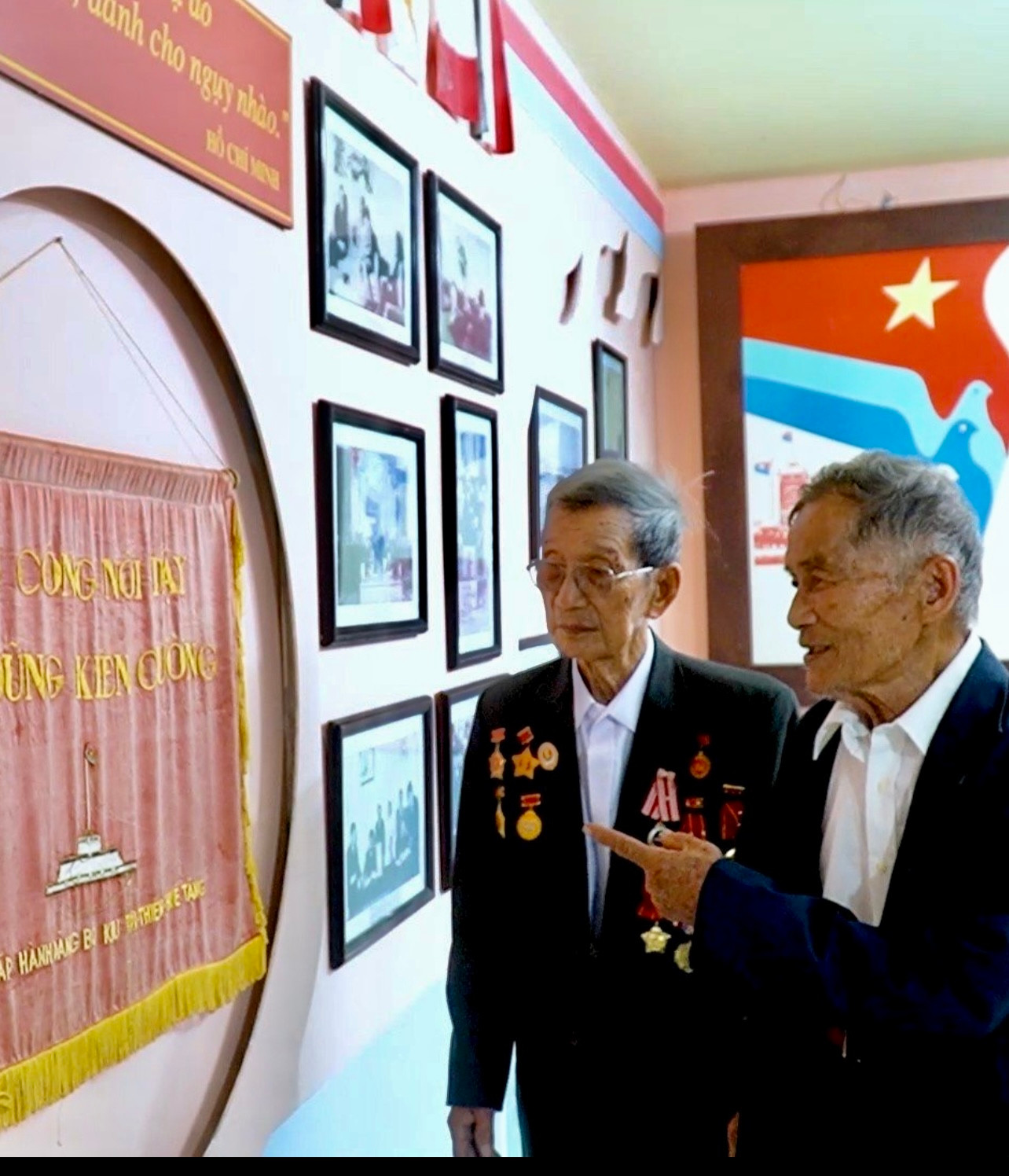 Ông Dương Tú Anh và ông Nguyễn Công Đoàn (người đeo huân, huy chương trên áo) tại Khu di tích quốc gia Trụ sở Chính phủ Cách mạng lâm thời CHMNVN tại số 2 Nguyễn Hữu Thọ, thị trấn Cam Lộ