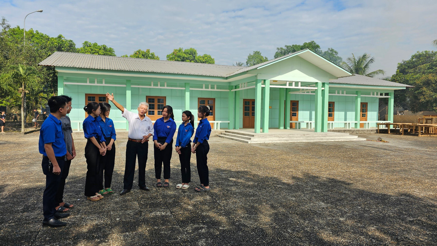 Ông Đào Công Tường, nguyên cán bộ văn phòng của Chính phủ Cách mạng lâm thời CHMNVN kể chuyện với các bạn trẻ đoàn viên tại Khu di tích Trụ sở Chính phủ Cách mạng lâm thời CHMNVN tại Cam Lộ