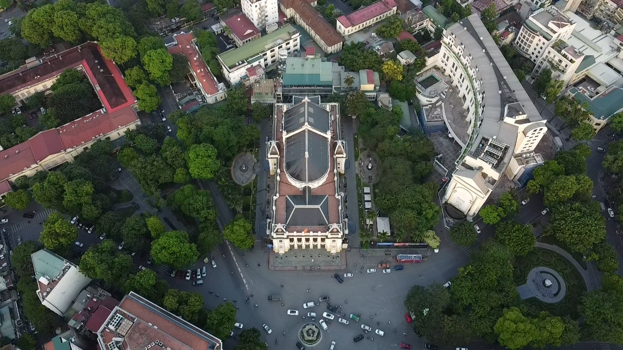 Không gian phía sau Nhà hát Lớn không phù hợp cho công trình xây mới hiện đại. Ảnh: Hoàng Mạnh Thắng.