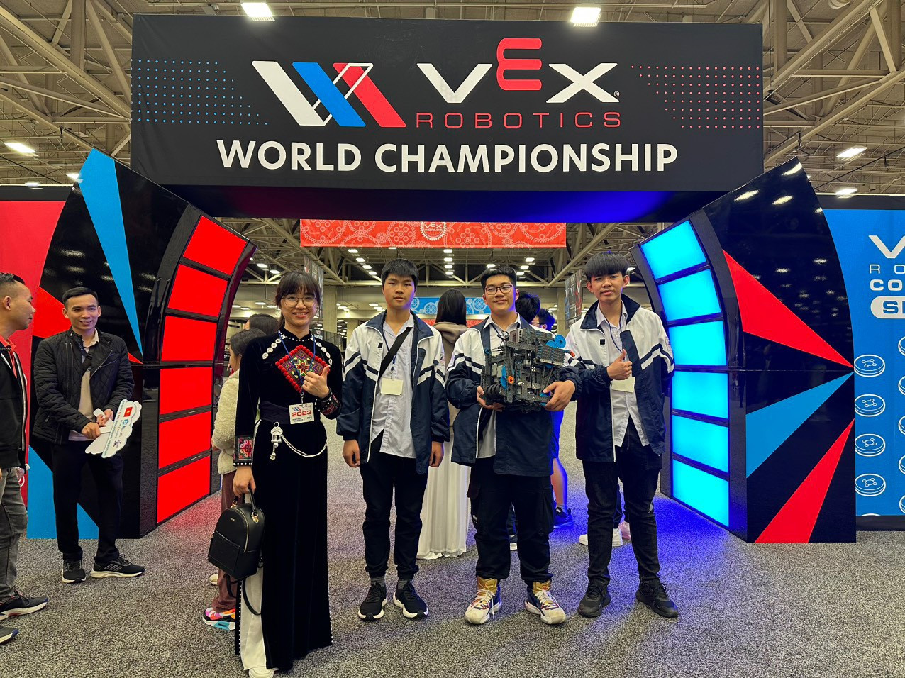 Cô Đỗ Thị Hương Trà và các học trò Nguyễn Tuấn Khang, Bạch Nguyễn Thái Hoàng và Hoàng Hải Sơn tại cuộc thi trên đất Mỹ (từ trái qua) Cô Đỗ Thị Hương Trà và các học trò Nguyễn Tuấn Khang, Bạch Nguyễn Thái Hoàng và Hoàng Hải Sơn tại cuộc thi trên đất Mỹ (từ trái qua)