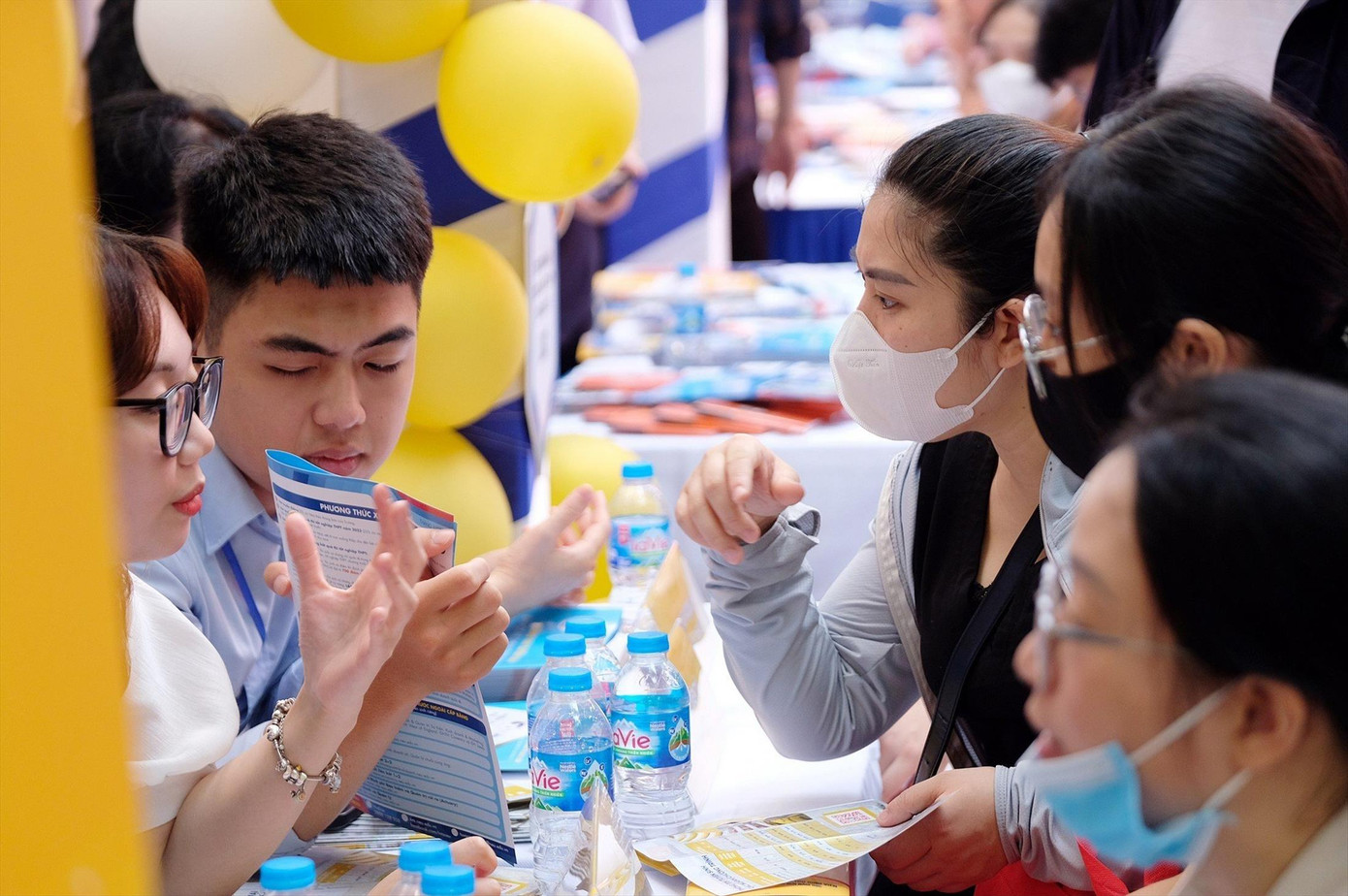 Thí sinh tham gia ngày hội tư vấn đăng ký nguyện vọng 2023. Ảnh: Mạnh Thắng