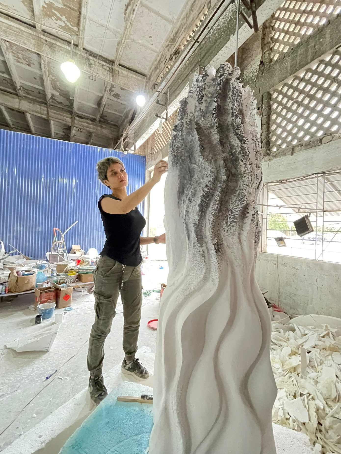 Chị Thà đang sáng tác trên chất liệu xốp Chị Thà đang sáng tác trên chất liệu xốp