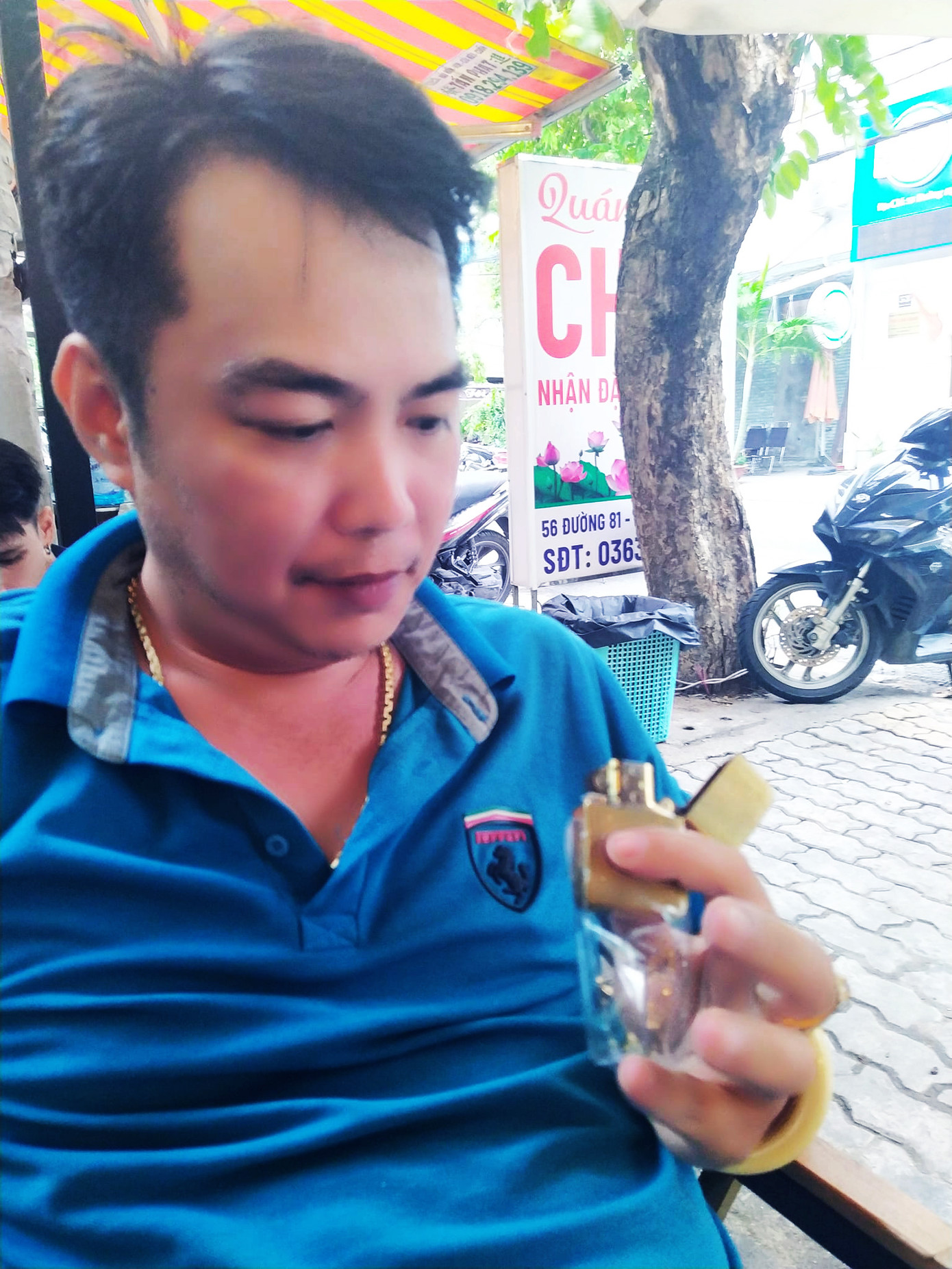 Háo hức với chiếc bật bằng đồng khối vừa đấu giá thành công. Háo hức với chiếc bật bằng đồng khối vừa đấu giá thành công.