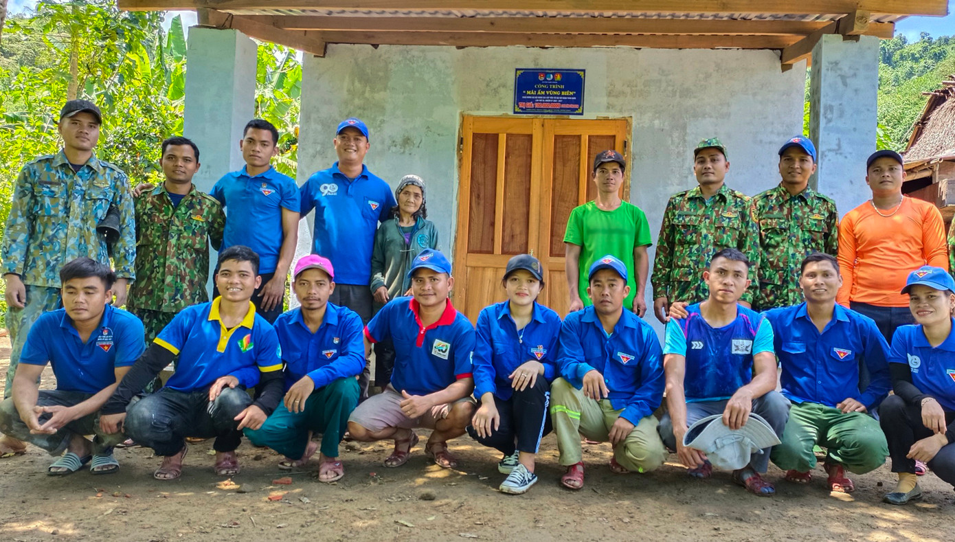 Những “kỹ sư” không bằng cấp bên mái ấm biên cương cụm dân cư Pêtapót biệt lập giữa núi rừng. Ảnh: Nguyễn Thành Những “kỹ sư” không bằng cấp bên mái ấm biên cương cụm dân cư Pêtapót biệt lập giữa núi rừng. Ảnh: Nguyễn Thành