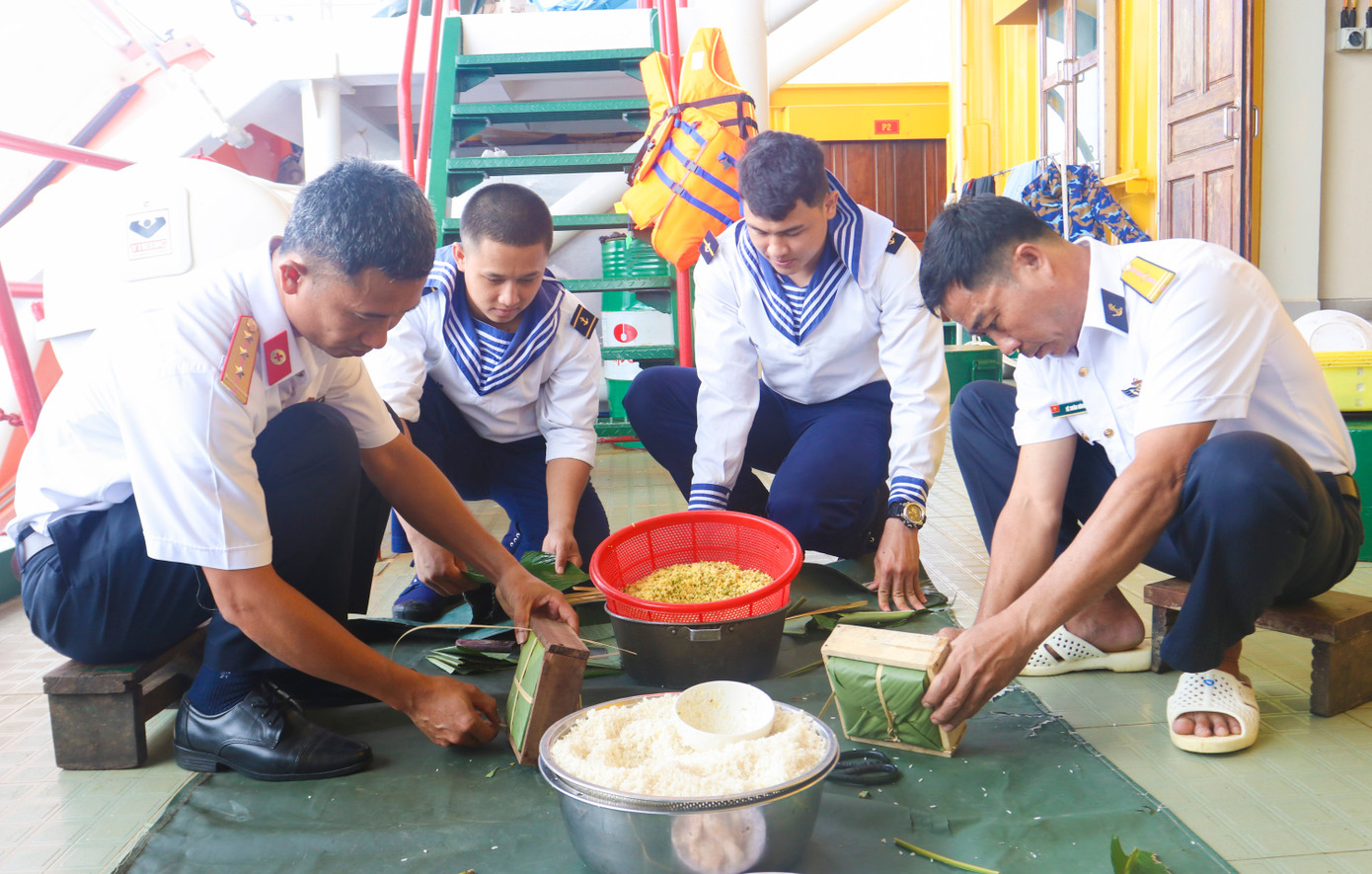 Cán bộ, chiến sỹ Nhà giàn DK 1/9 quây quần gói bánh chưng đón giao thừa Cán bộ, chiến sỹ Nhà giàn DK 1/9 quây quần gói bánh chưng đón giao thừa