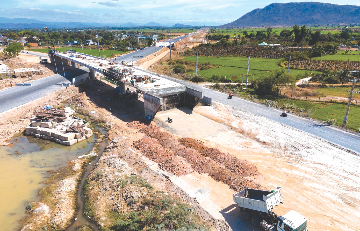 Cao tốc Vĩnh Hảo - Phan Thiết trễ hẹn hoàn thành dịp 30/4 do thiếu đất phục vụ thi công. Ảnh: PN-DQ