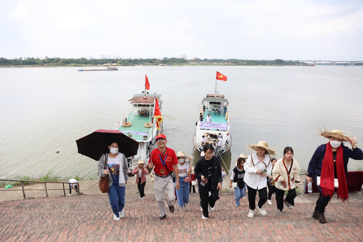 Khách du lịch sông Hồng