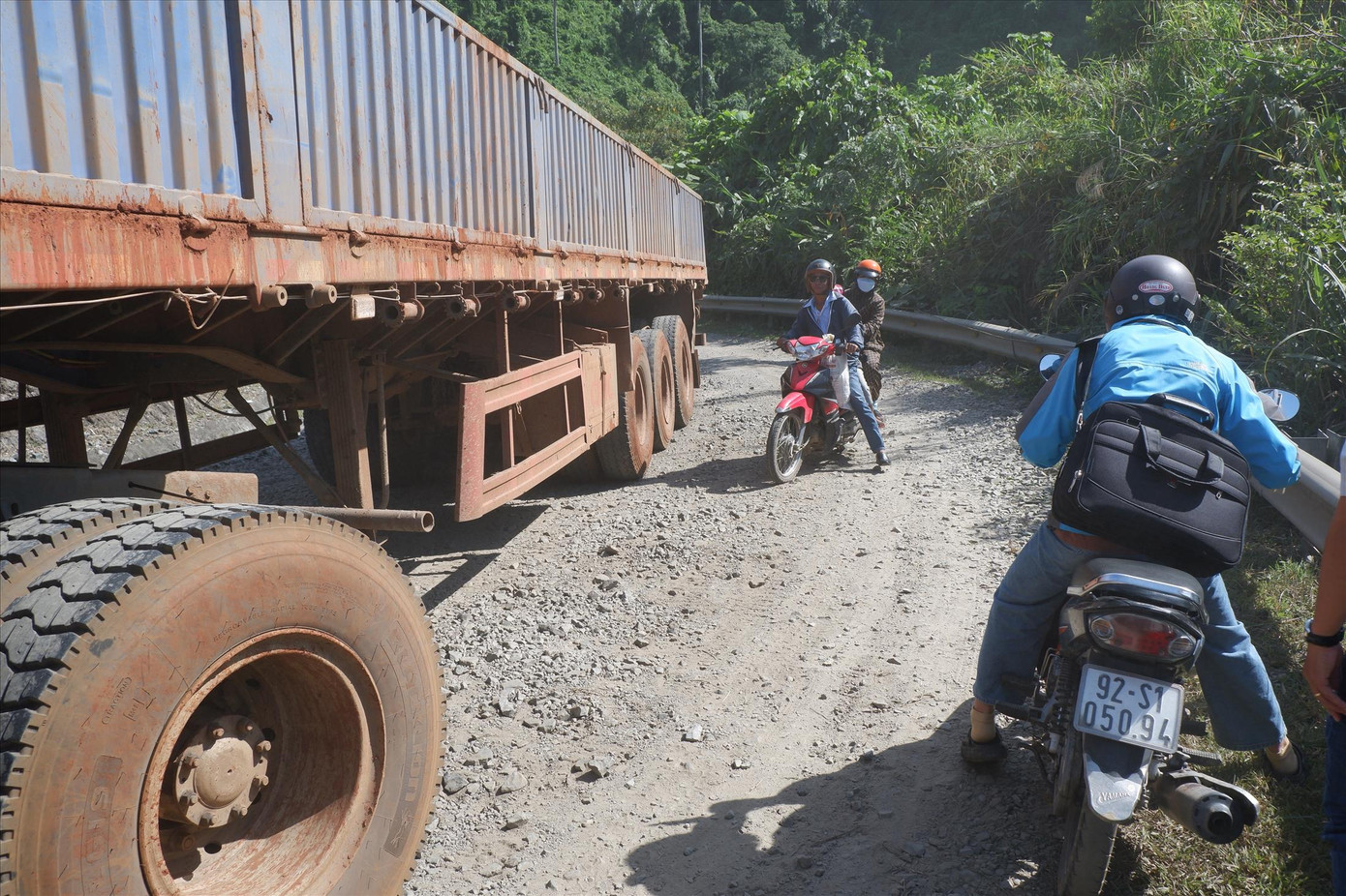 Quốc lộ 14D lên cửa khẩu Nam Giang hư hỏng nặng. Ảnh: Nguyễn Thành
