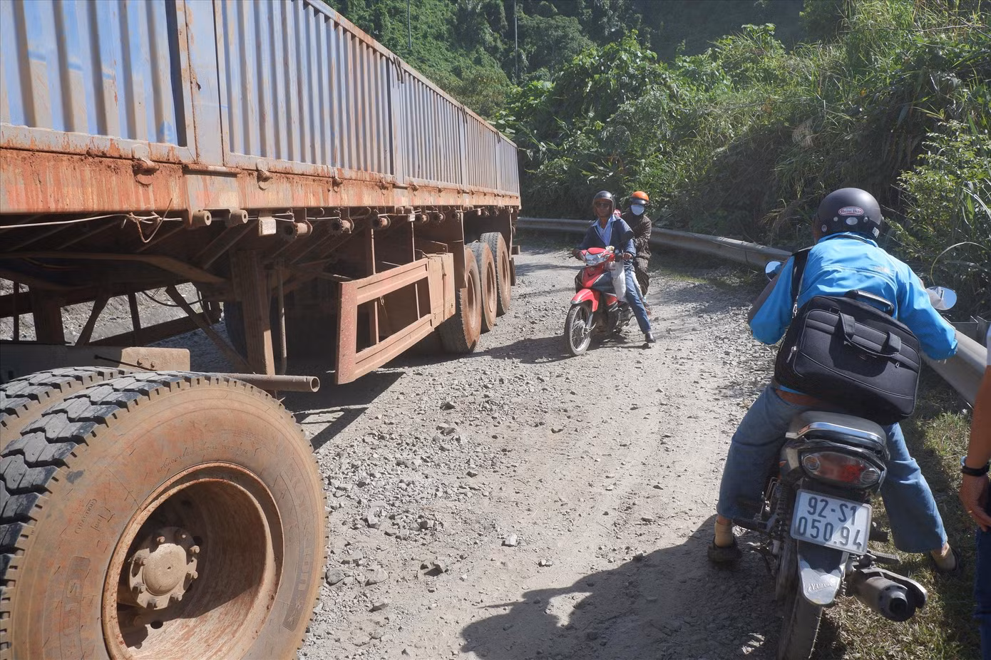 Quốc lộ 14D lên cửa khẩu Nam Giang hư hỏng nặng. Ảnh: Nguyễn Thành