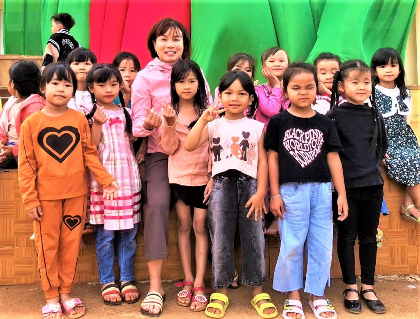 Cô giáo Dương Thị Thanh Thủy (giáo viên Trường Tiểu học La Văn Cầu), luôn tìm thấy hạnh phúc bên các trò nghèo của mình Cô giáo Dương Thị Thanh Thủy (giáo viên Trường Tiểu học La Văn Cầu), luôn tìm thấy hạnh phúc bên các trò nghèo của mình