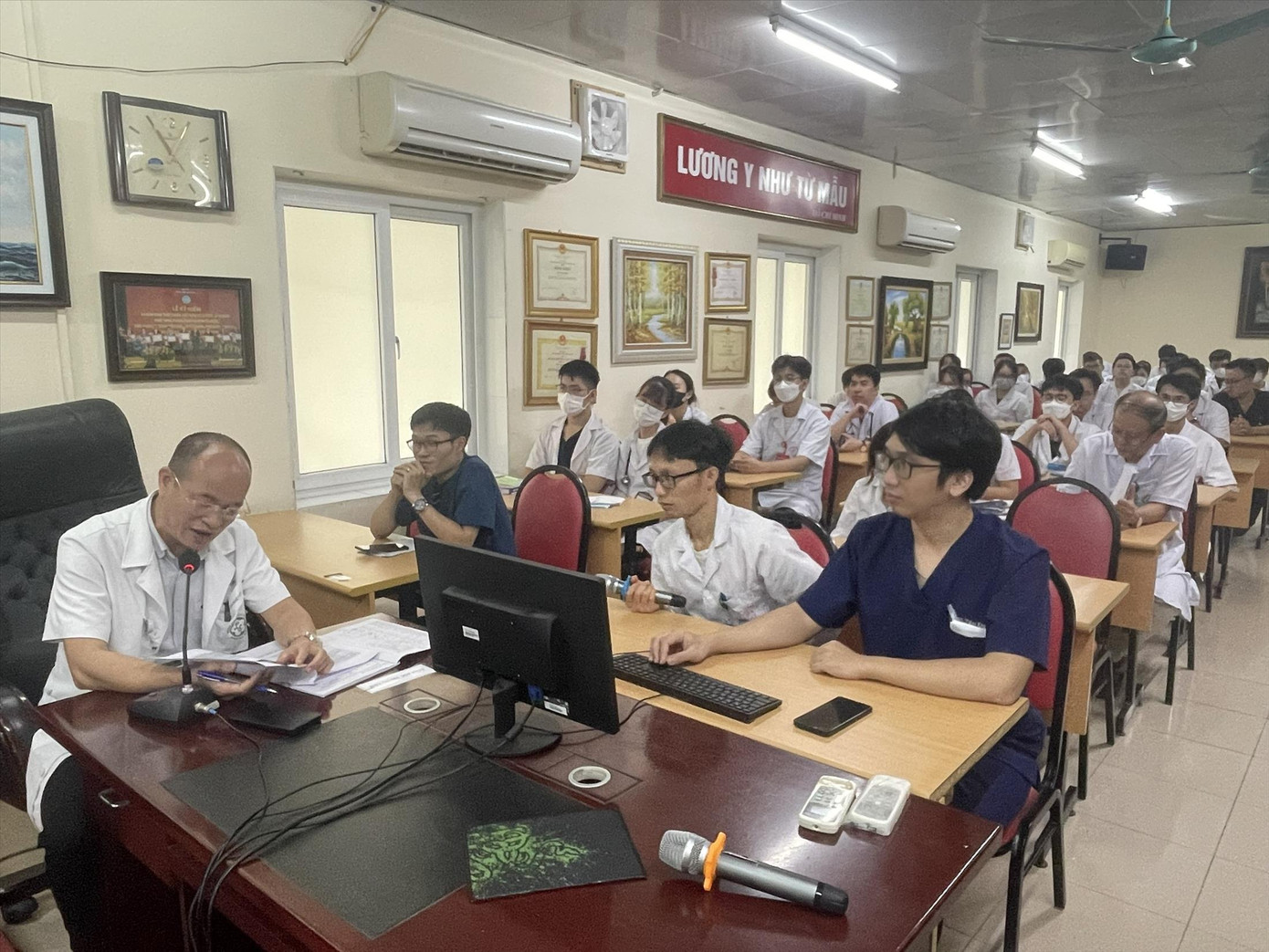 PGS.TS Đỗ Duy Cường trao đổi các ca bệnh nặng với bác sĩ và sinh viên thực tập. Ảnh: T.Hà PGS.TS Đỗ Duy Cường trao đổi các ca bệnh nặng với bác sĩ và sinh viên thực tập. Ảnh: T.Hà