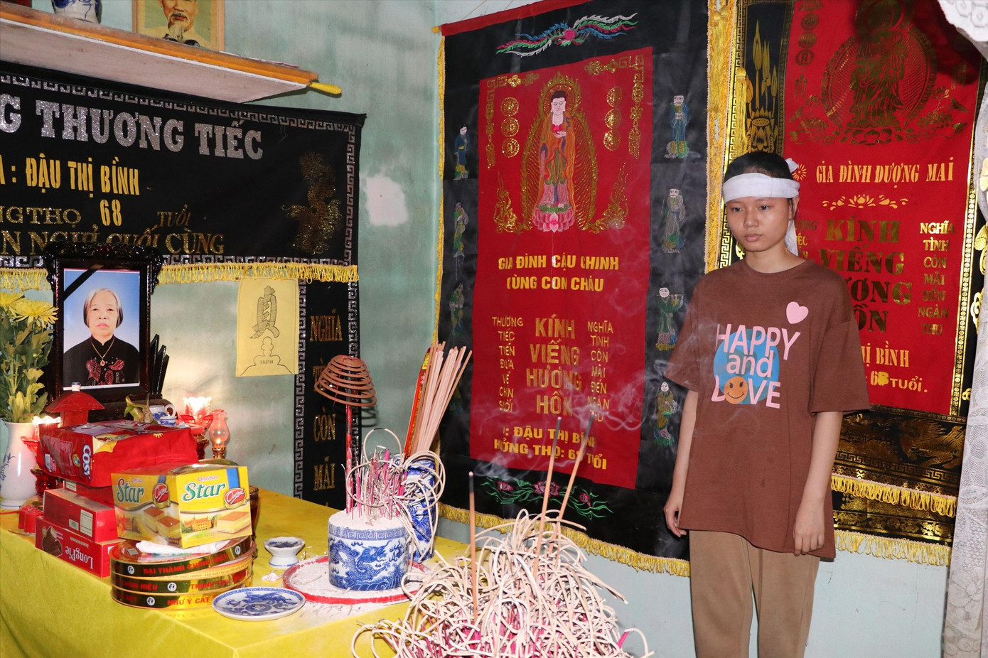 Nữ sinh Yến bên bàn thờ bố mẹ