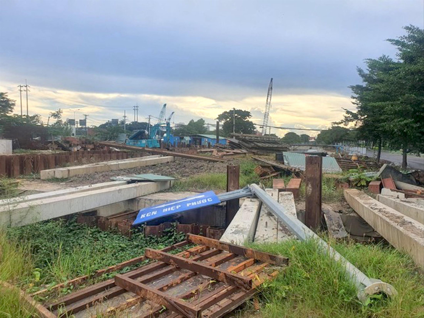 Ngổn ngang trên công trường thi công hầm chui nút giao Nguyễn Văn Linh - Nguyễn Hữu Thọ