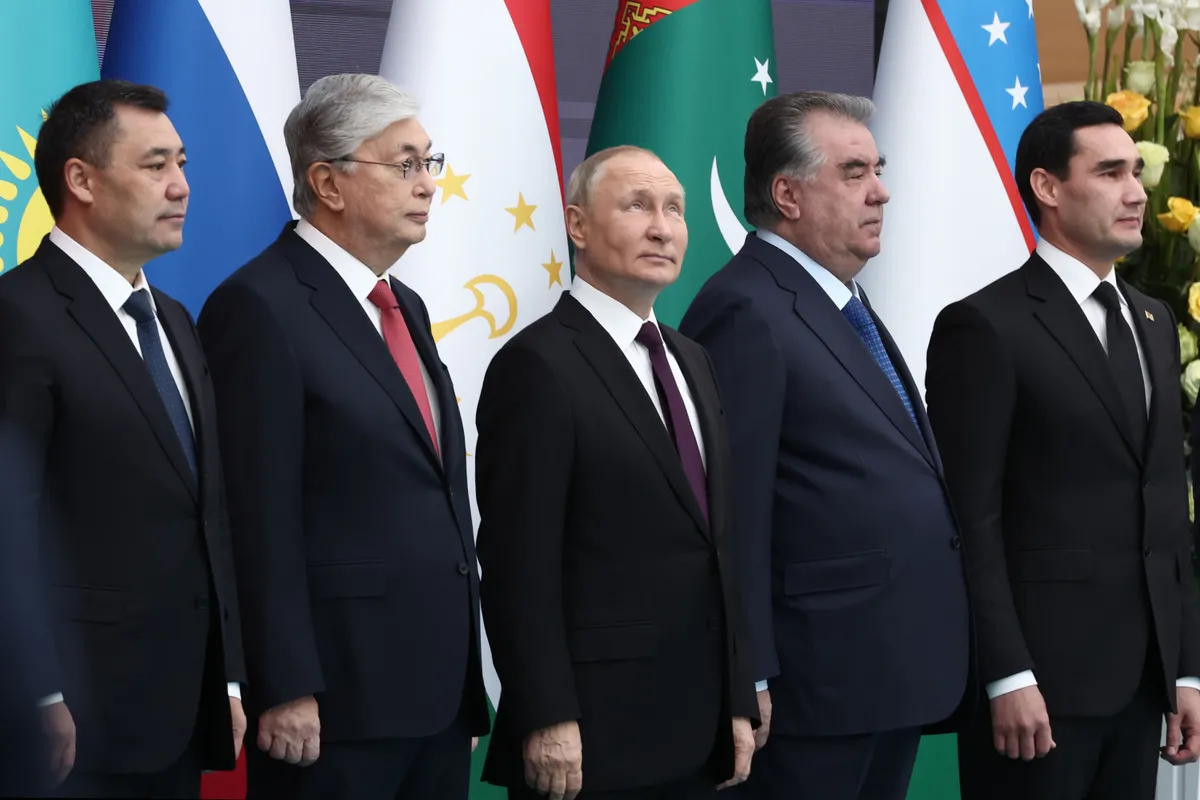 (Từ trái sang) Tổng thống Kyrgyzstan Sadyr Japarov, Tổng thống Kazakhstan Kassym-Jomart Tokayev, Tổng thống Nga Vladimir Putin, Tổng thống Tajikistan Emomali Rahmon và Tổng thống Turkmenistan Serdar Berdymukhamedov dự một hội nghị ở Kazakhstan hồi tháng 10/2022. Ảnh: AP (Từ trái sang) Tổng thống Kyrgyzstan Sadyr Japarov, Tổng thống Kazakhstan Kassym-Jomart Tokayev, Tổng thống Nga Vladimir Putin, Tổng thống Tajikistan Emomali Rahmon và Tổng thống Turkmenistan Serdar Berdymukhamedov dự một hội nghị ở Kazakhstan hồi tháng 10/2022. Ảnh: AP