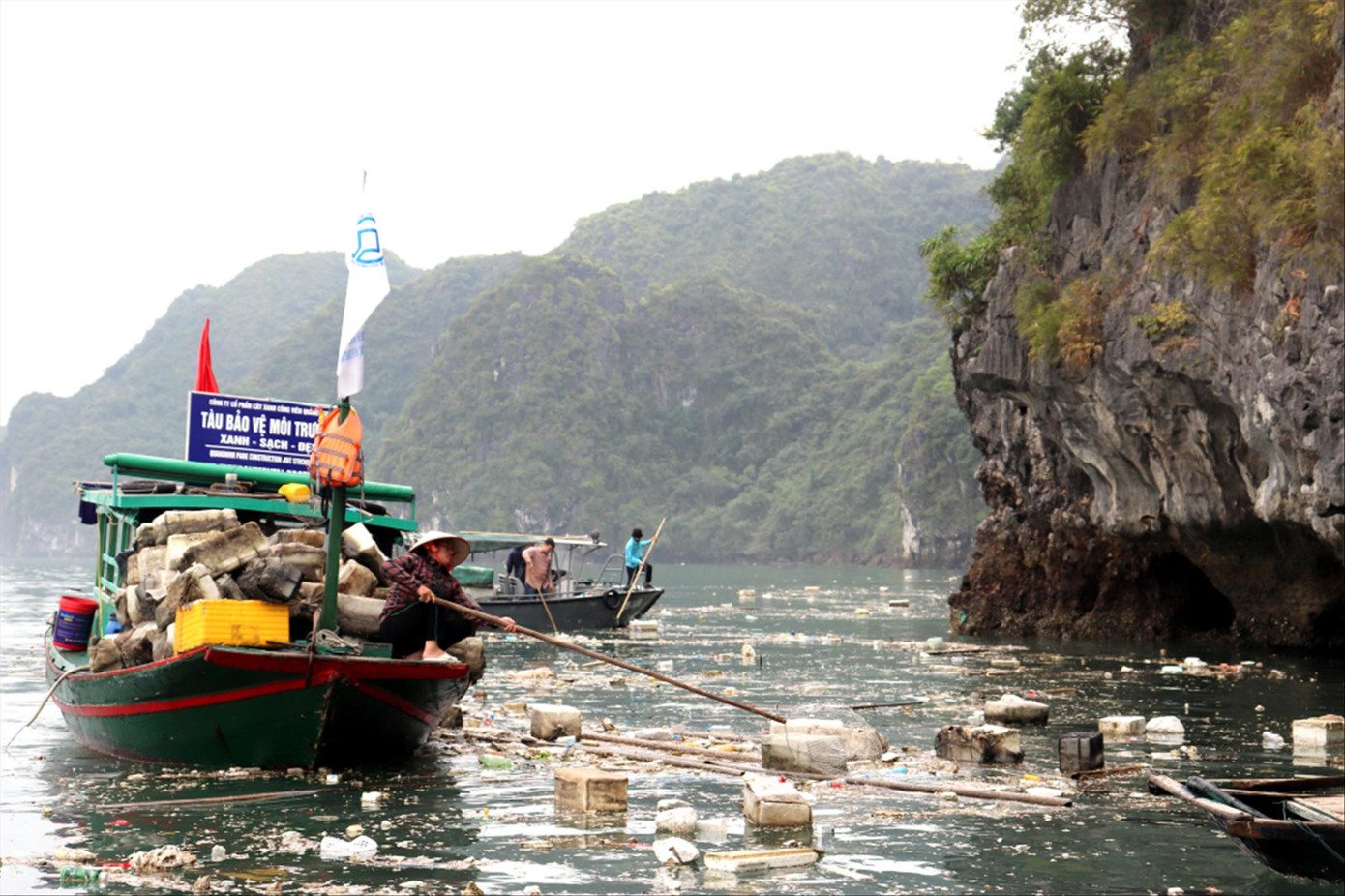 Quảng Ninh huy động lực lượng quân đội, công an, thanh niên, doanh nghiệp và cả ngư dân cùng thu gom rác trôi nổi trên vịnh Hạ Long