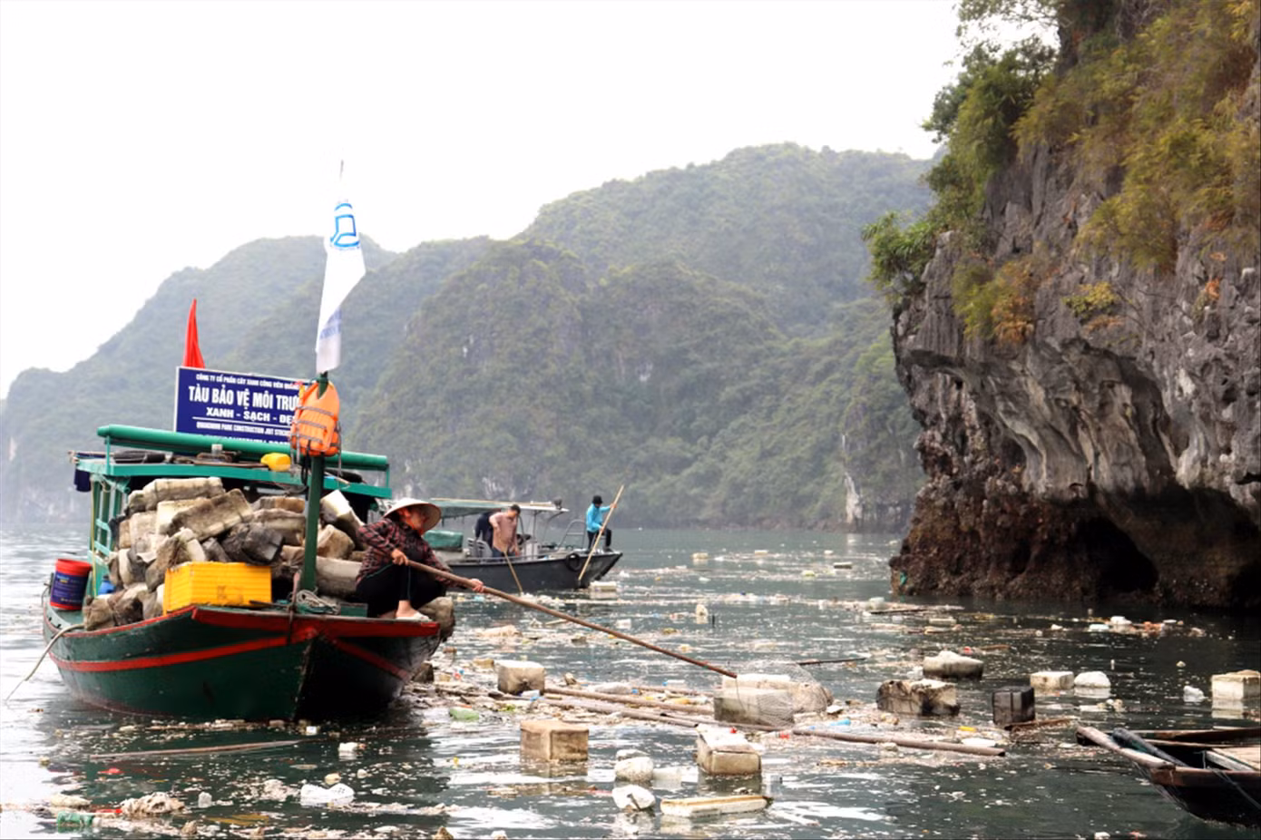 Quảng Ninh huy động lực lượng quân đội, công an, thanh niên, doanh nghiệp và cả ngư dân cùng thu gom rác trôi nổi trên vịnh Hạ Long