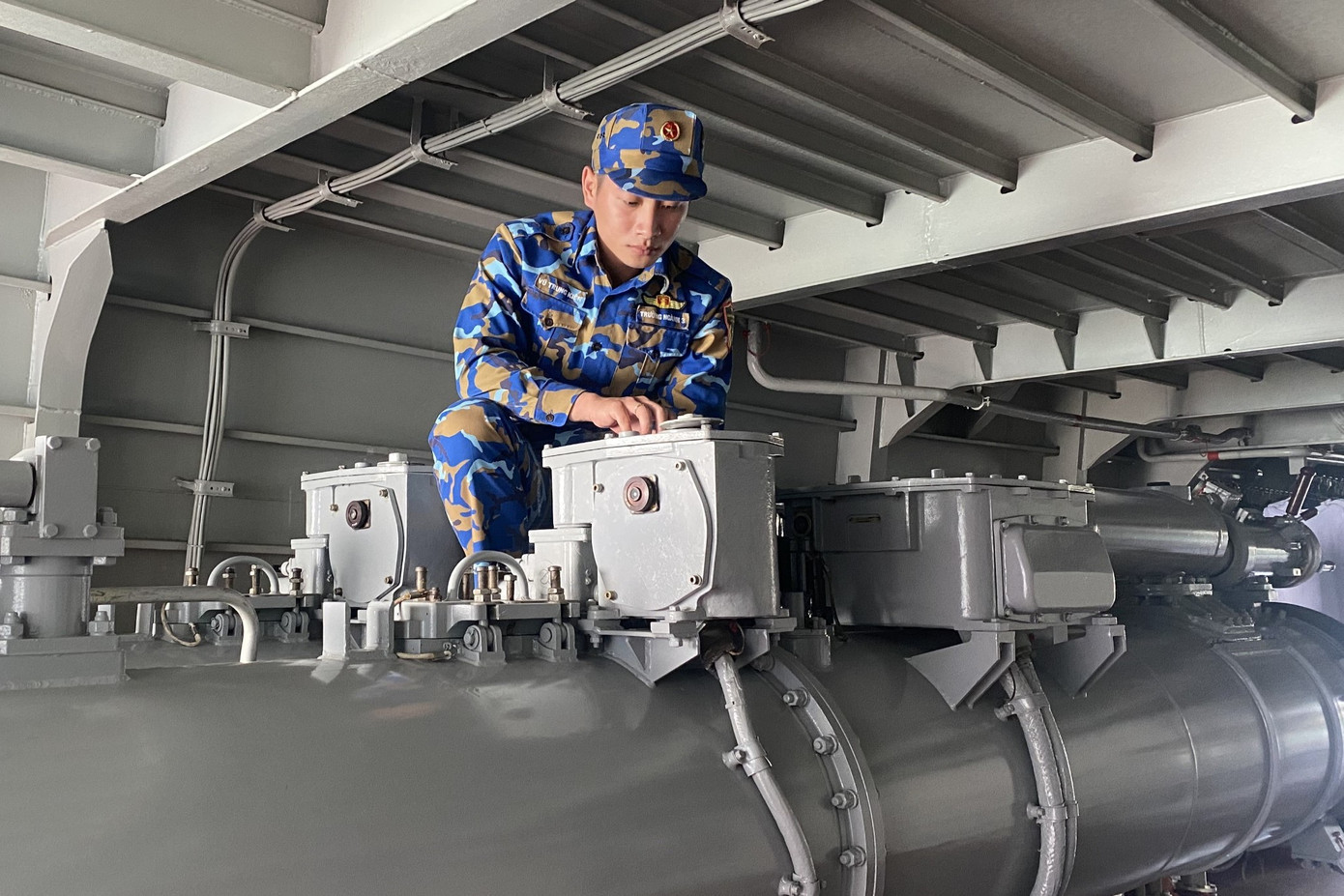 Thượng úy Vũ Trung Kiên bảo quản vũ khí trang bị trên tàu 015 - Trần Hưng Đạo Thượng úy Vũ Trung Kiên bảo quản vũ khí trang bị trên tàu 015 - Trần Hưng Đạo