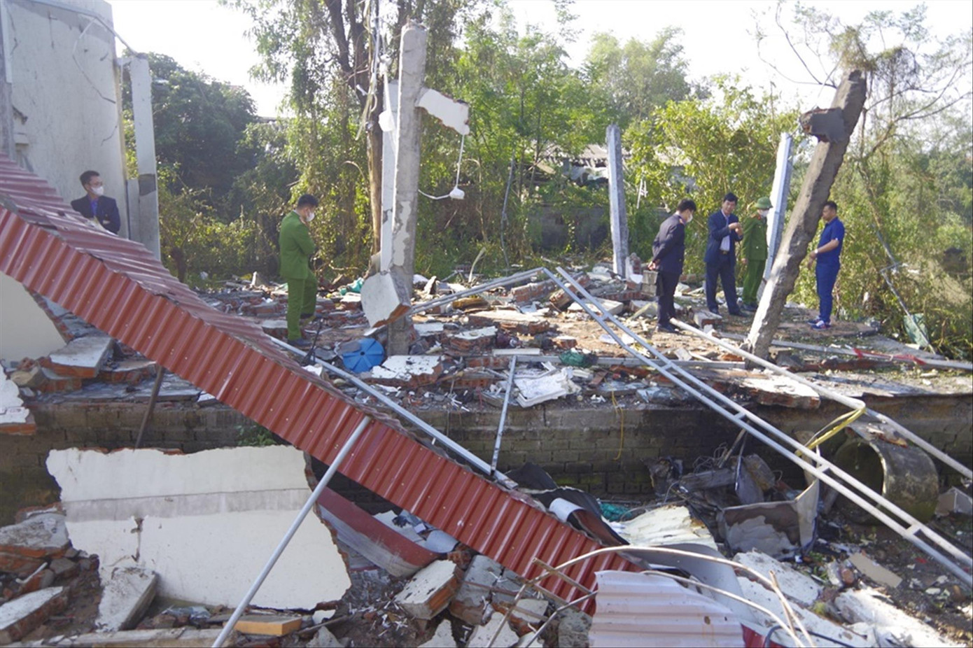 Hiện trường vụ nổ từ việc chế tạo pháo ở Kim Sơn, Ninh Bình Hiện trường vụ nổ từ việc chế tạo pháo ở Kim Sơn, Ninh Bình