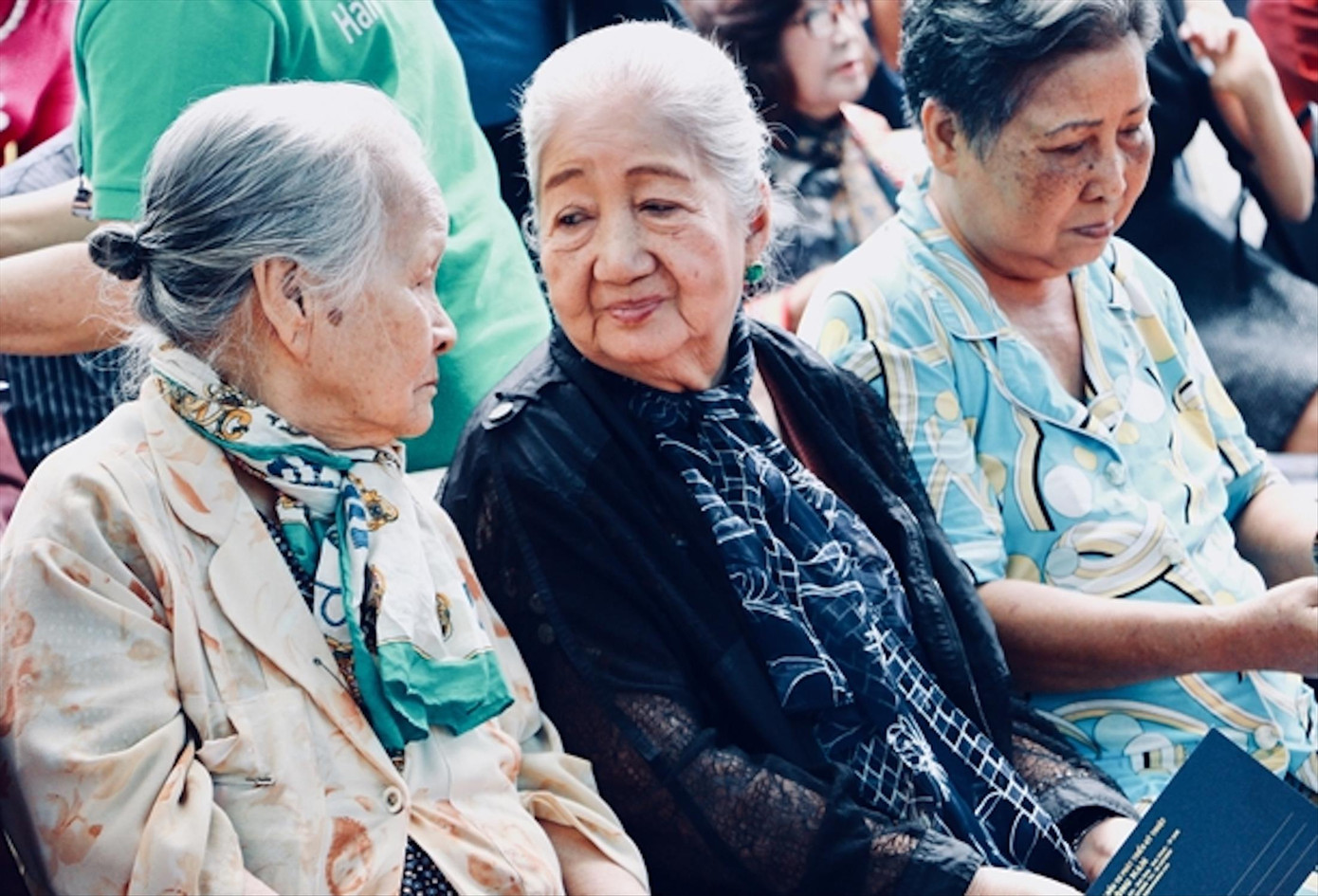 Nghệ sĩ Thiên Kim vui cùng bè bạn tại Viện Dưỡng lão Nghệ sĩ TPHCM. Ảnh: TL