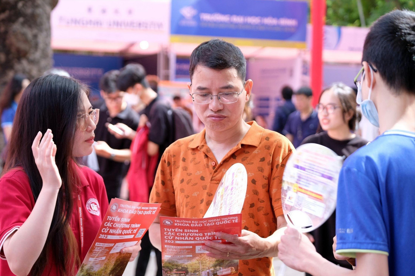 Thí sinh và phụ huynh tham gia ngày hội tư vấn đăng ký nguyện vọng 2023. Ảnh: Mạnh Thắng