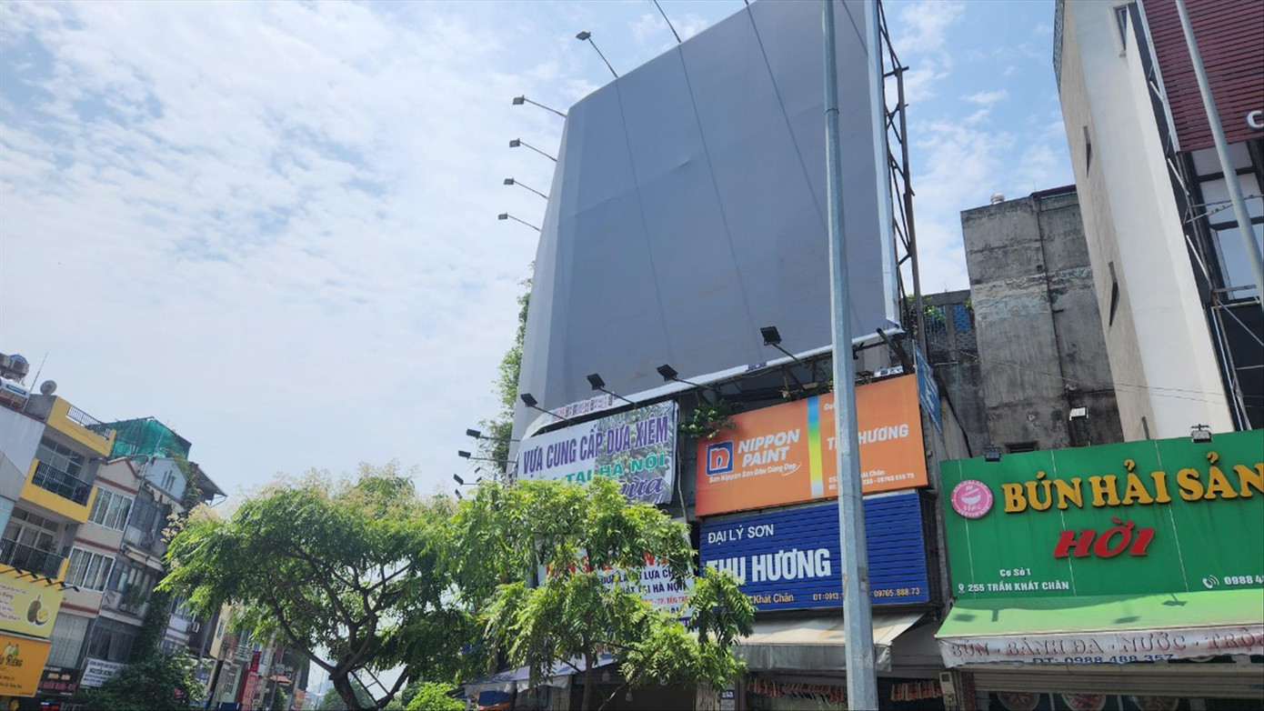 Ngã tư Kim Ngưu - Trần Khát Chân, các biển quảng cáo đã bị che lại chờ cấp phép mới.