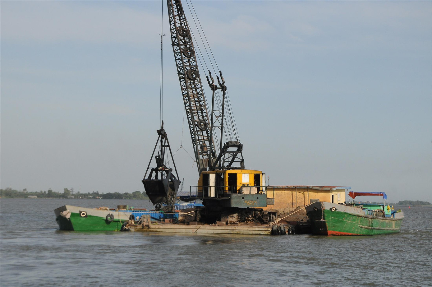 Khai thác cát trên sông Hậu. ẢNH: CẢNH KỲ Khai thác cát trên sông Hậu. ẢNH: CẢNH KỲ