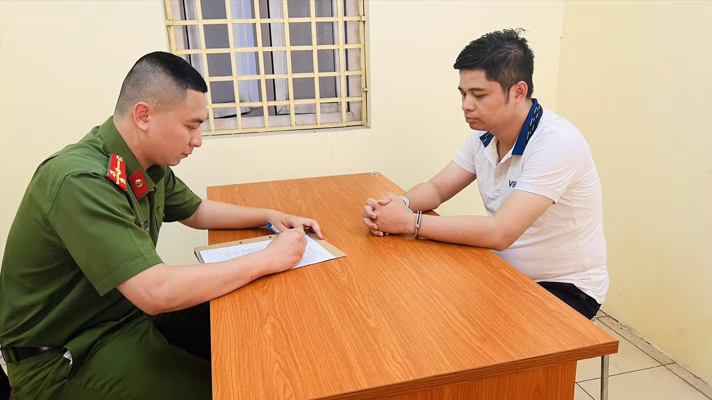 Trương Việt Hùng tại cơ quan công an