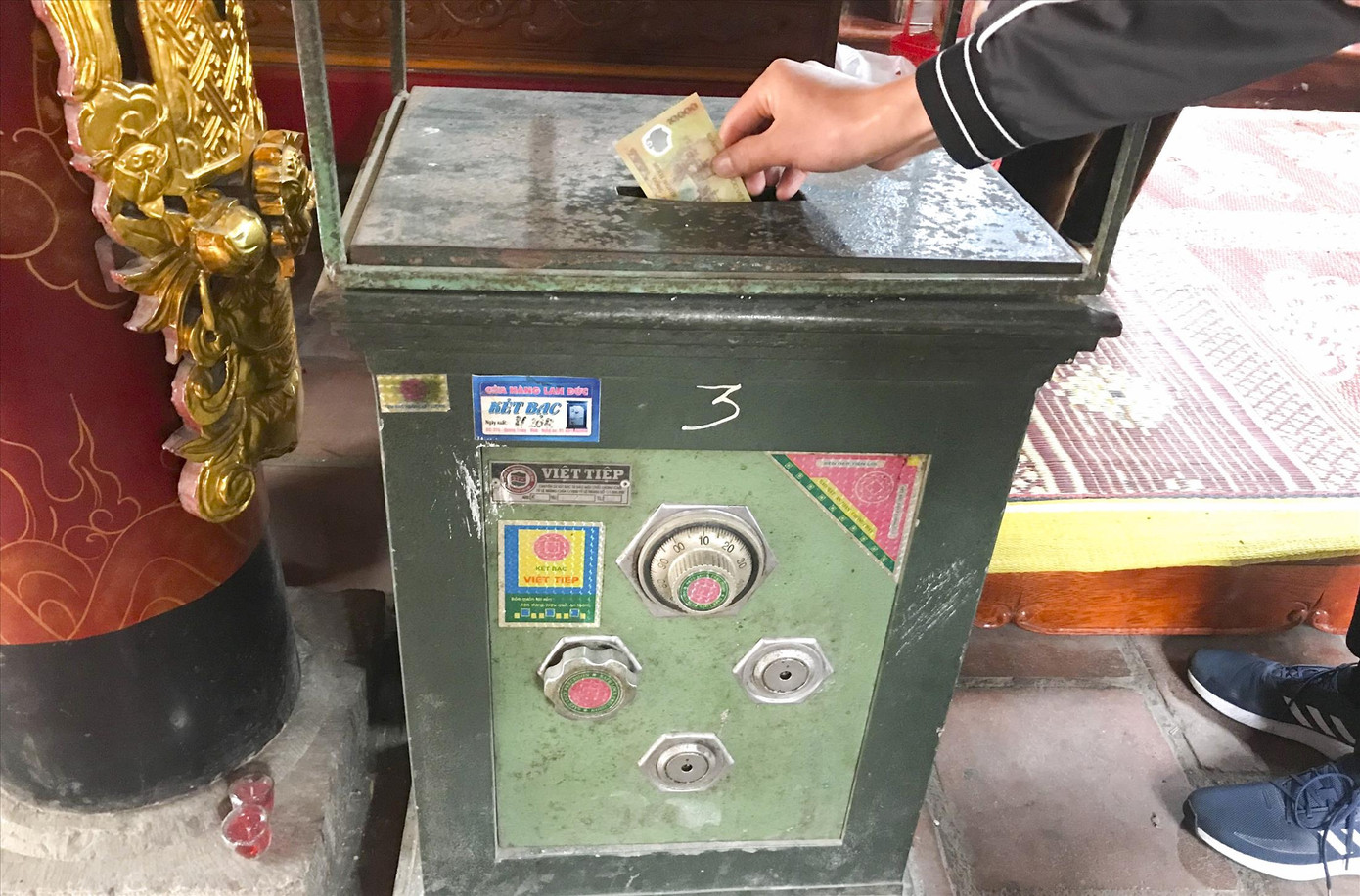 Người dân công đức tại Đền Ông Hoàng Mười.