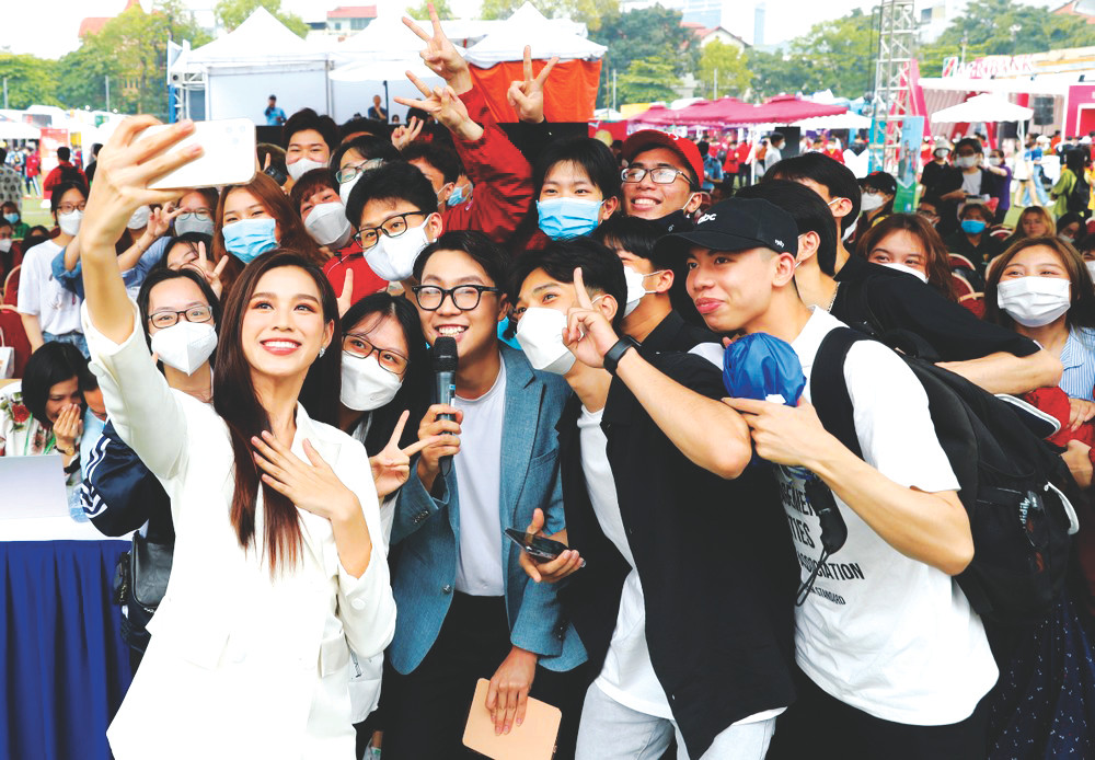 Hoa hậu Việt Nam Đỗ Thị Hà giao lưu cùng sinh viên tham gia Ngày Thẻ Việt Nam 2022