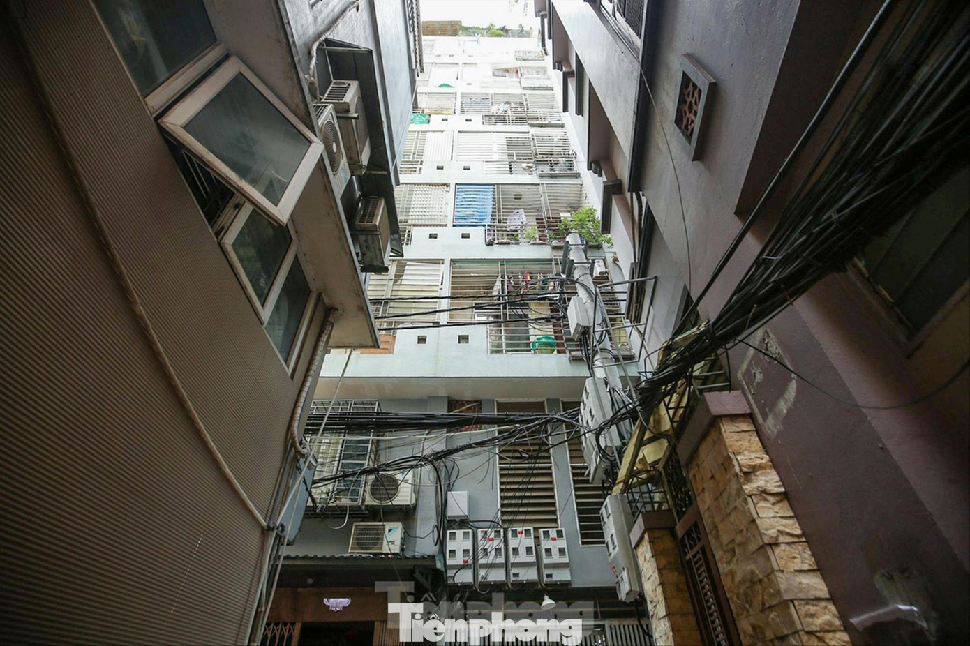 Chung cư mini cao 8 tầng của bị can Nghiêm Quang Minh ở địa chỉ số 28, ngõ 12 phố Chính Kinh (phường Nhân Chính, quận Thanh Xuân). Ảnh: Duy Phạm