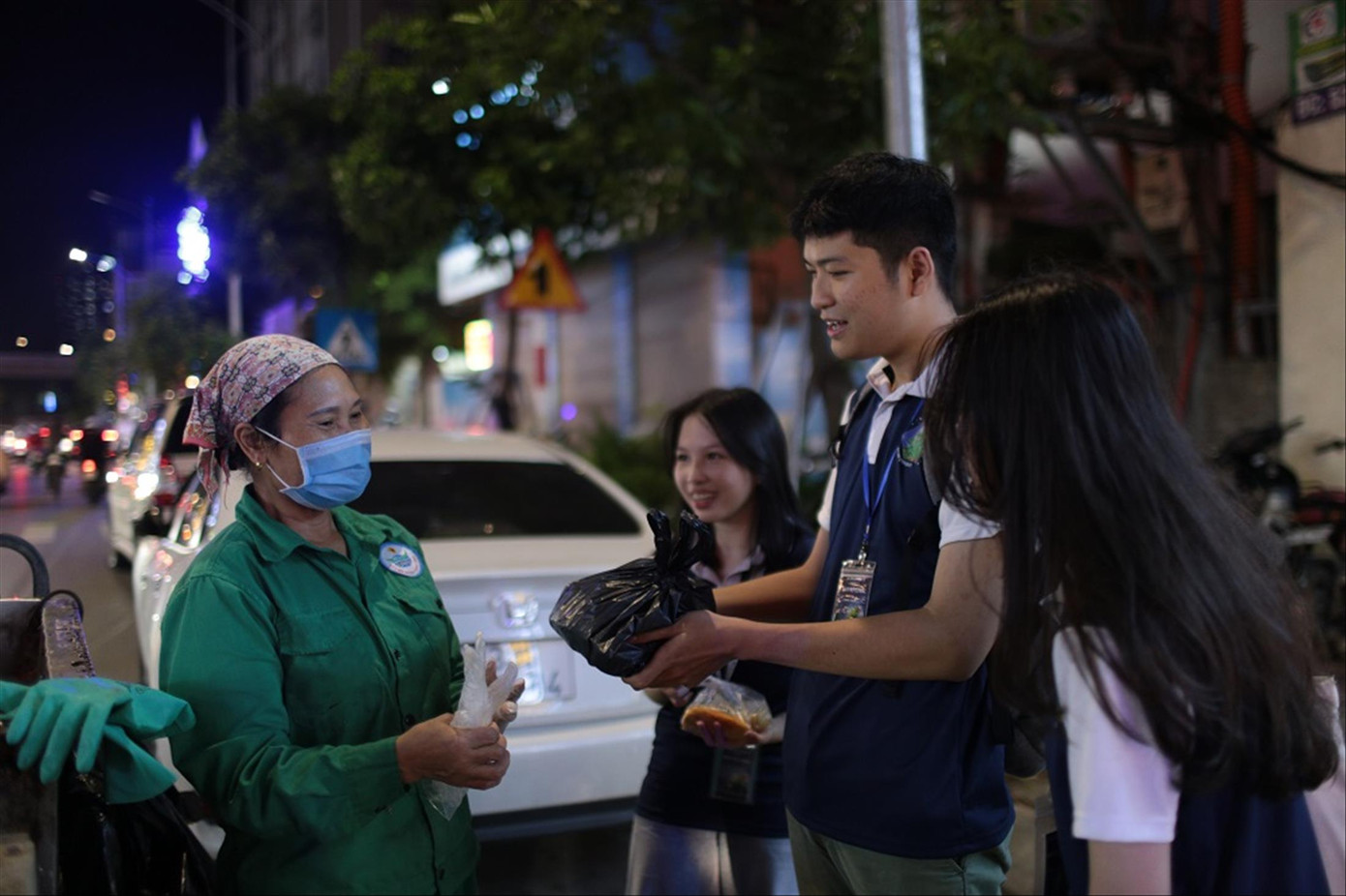 Những suất cơm, gói bánh được các học sinh trao tặng cho người lao động trong đêm