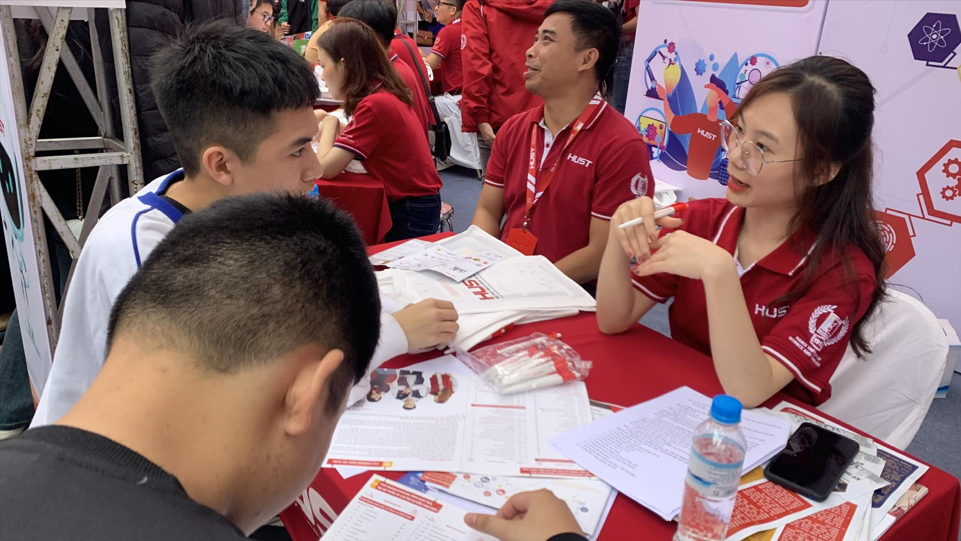 Thí sinh tham gia ngày hội tư vấn tuyển sinh đợt tháng 3/2023. Ảnh: Nghiêm Huê Thí sinh tham gia ngày hội tư vấn tuyển sinh đợt tháng 3/2023. Ảnh: Nghiêm Huê