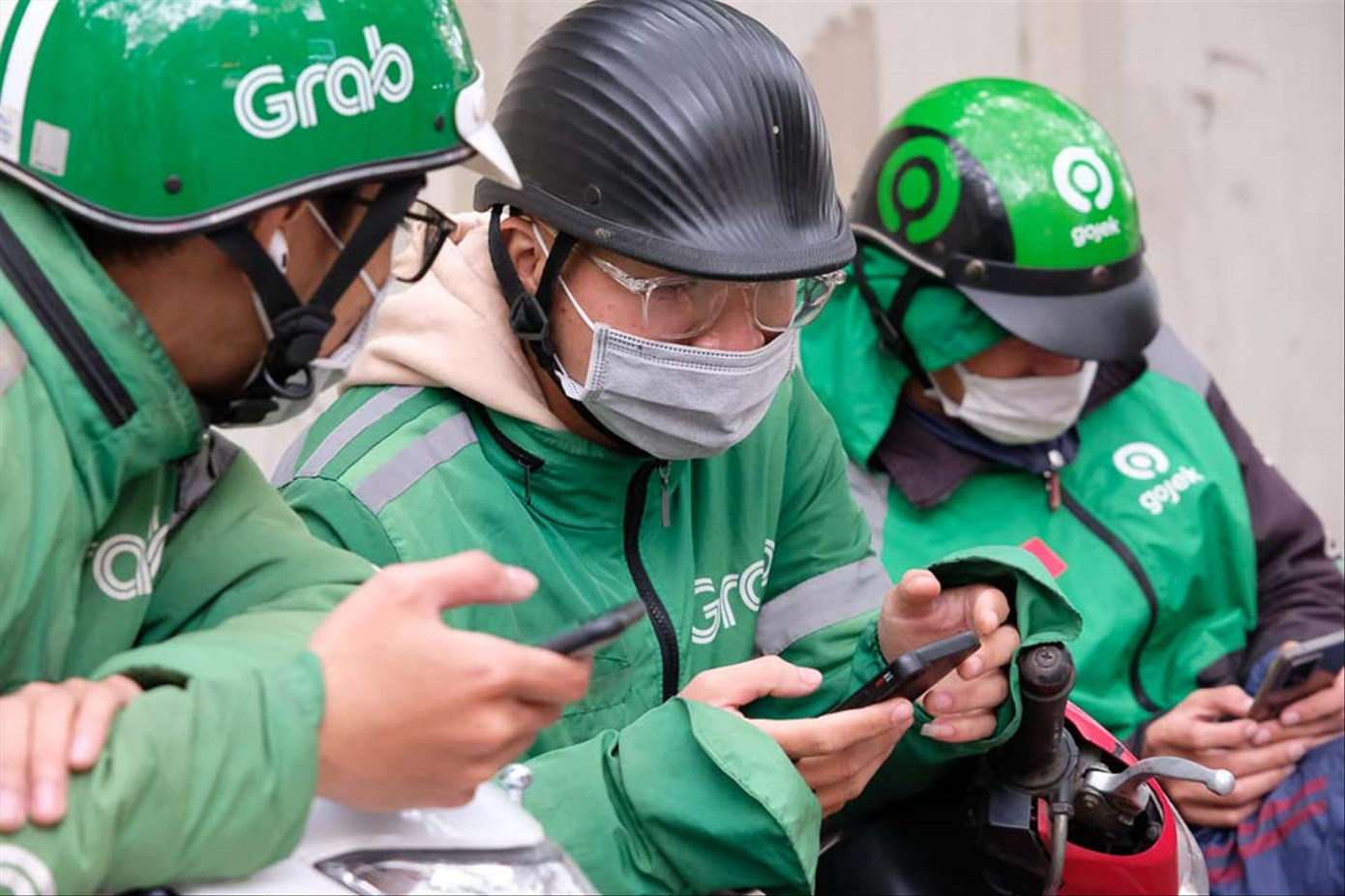 Anh Nguyễn Đình Duy (ở giữa), quê ở Hải Dương xem lại lịch sử đơn hàng. Ảnh: Châu Linh