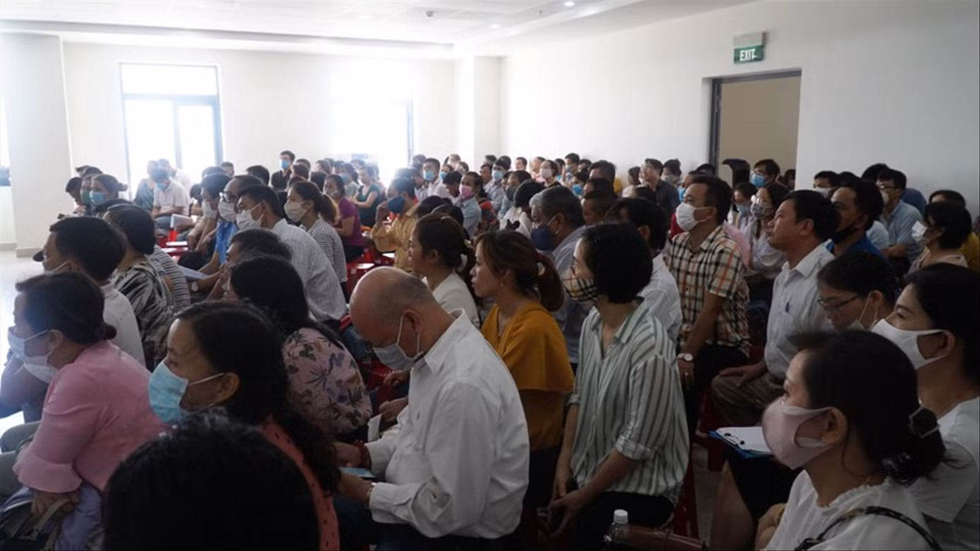 Hàng trăm khách hàng tham dự một phiên tòa tại TP Đà Nẵng liên quan khiếu kiện, tranh chấp giữa Công ty Bách Đạt An và Công ty Hoàng Nhất Nam hồi tháng 5/2020. Ảnh: N. Thành