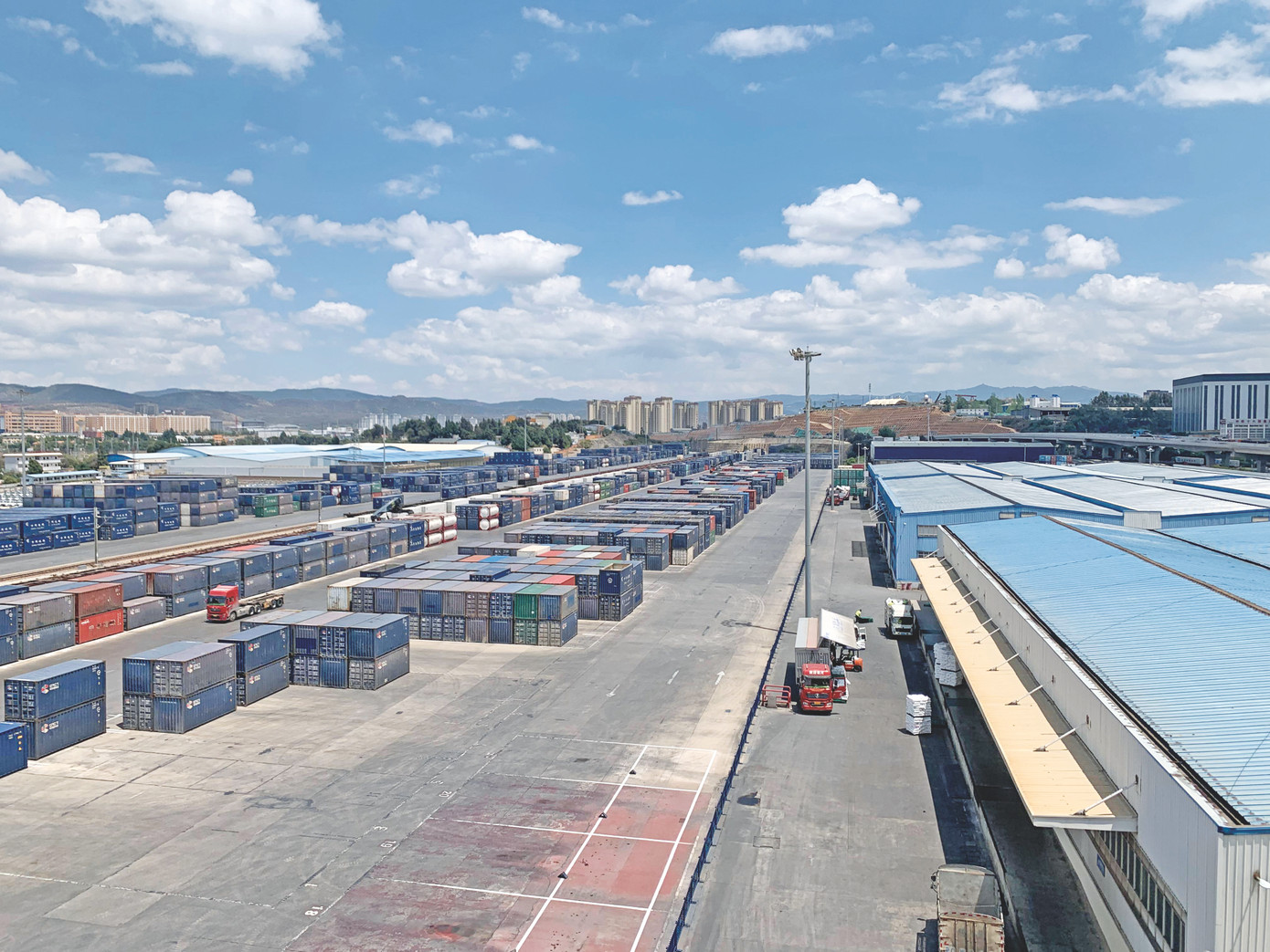 Nhiều doanh nghiệp Trung Quốc chú trọng dịch vụ vận tải đa phương thức vì nhu cầu vận tải hàng hóa với ASEAN đang tăng (ảnh chụp tại thành phố Côn Minh tháng 6/2023). Ảnh: Linh Nhi