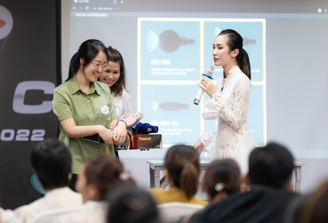 Chị Đào Anh, nickname "Cô Đào livestream" chia sẻ kỹ năng livestream bán hàng Chị Đào Anh, nickname "Cô Đào livestream" chia sẻ kỹ năng livestream bán hàng