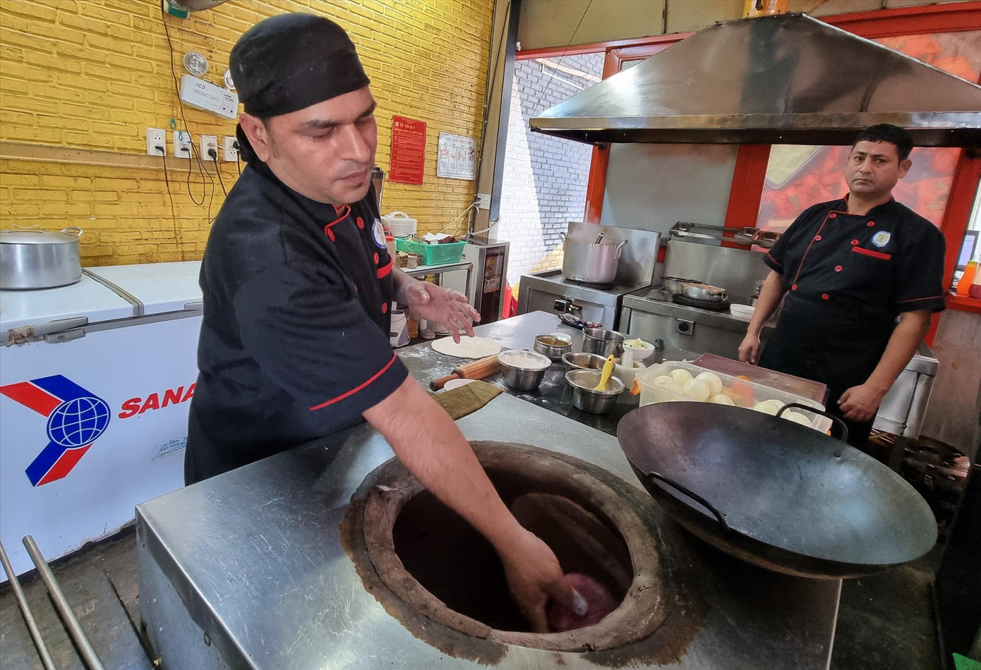 Một nhà hàng món Ấn tại quận Sơn Trà phải tuyển các đầu bếp từ Ấn Độ sang để phục vụ nhu cầu ăn uống của các “thượng đế” khó tính. Ảnh: Thanh Trần