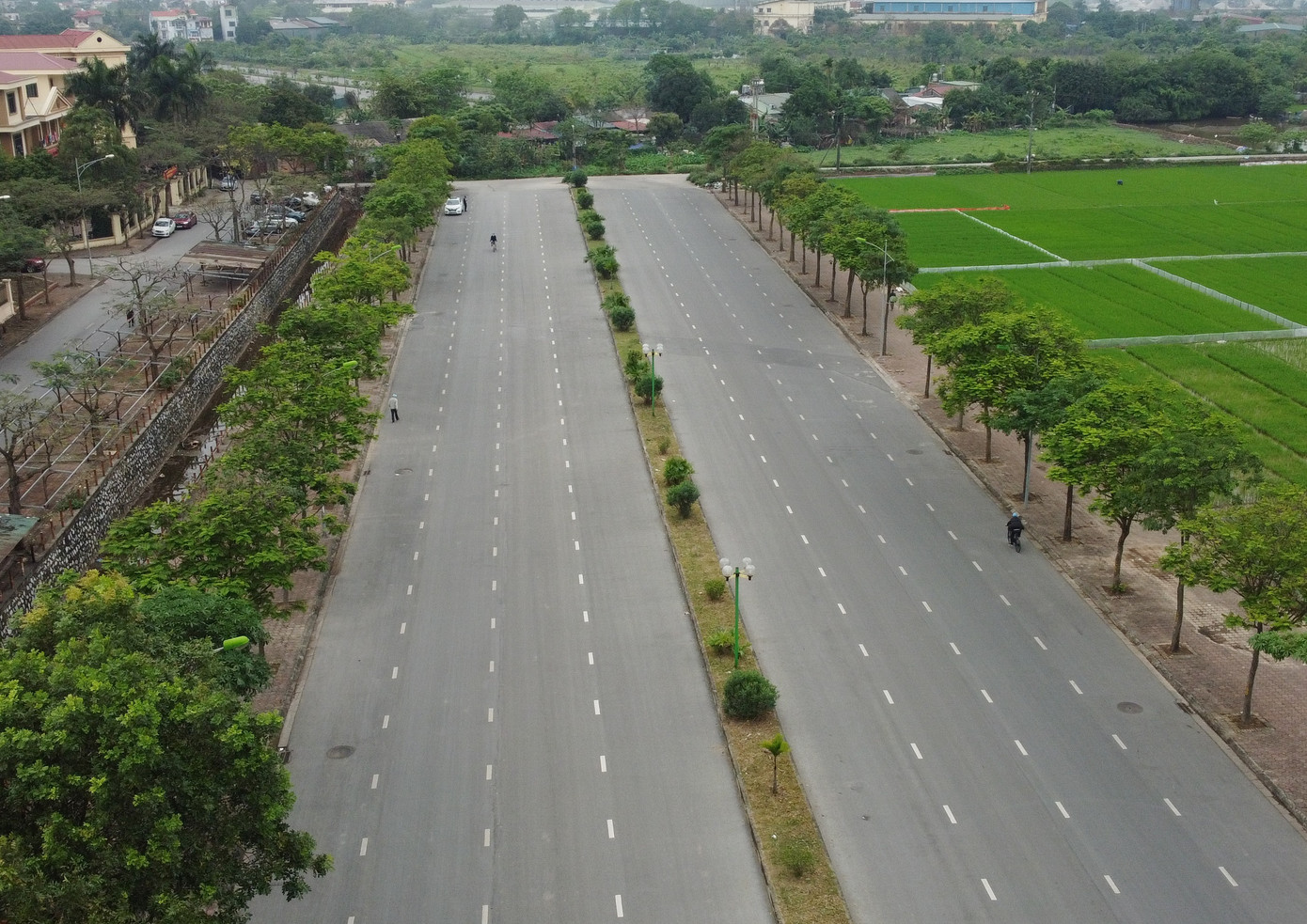 Đường Mai Chí Thọ (Long Biên) xây dựng rộng 8 làn xe đồng bộ nhưng phía cuối đường dẫn xuống ruộng. Ảnh: T.Đảng