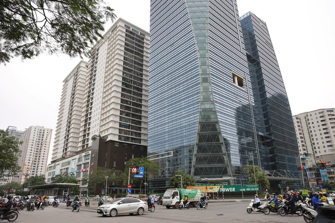 Các chuyên gia cho rằng, cần có quy định cụ thể để ngăn chặn tình trạng băm nát quy hoạch ở nhiều nơi. Ảnh: Đường Lê Văn Lương (Hà Nội), nơi có mật độ cao ốc dày đặc do nhiều khu đất bị điều chỉnh quy hoạch. Ảnh: Như Ý Các chuyên gia cho rằng, cần có quy định cụ thể để ngăn chặn tình trạng băm nát quy hoạch ở nhiều nơi. Ảnh: Đường Lê Văn Lương (Hà Nội), nơi có mật độ cao ốc dày đặc do nhiều khu đất bị điều chỉnh quy hoạch. Ảnh: Như Ý