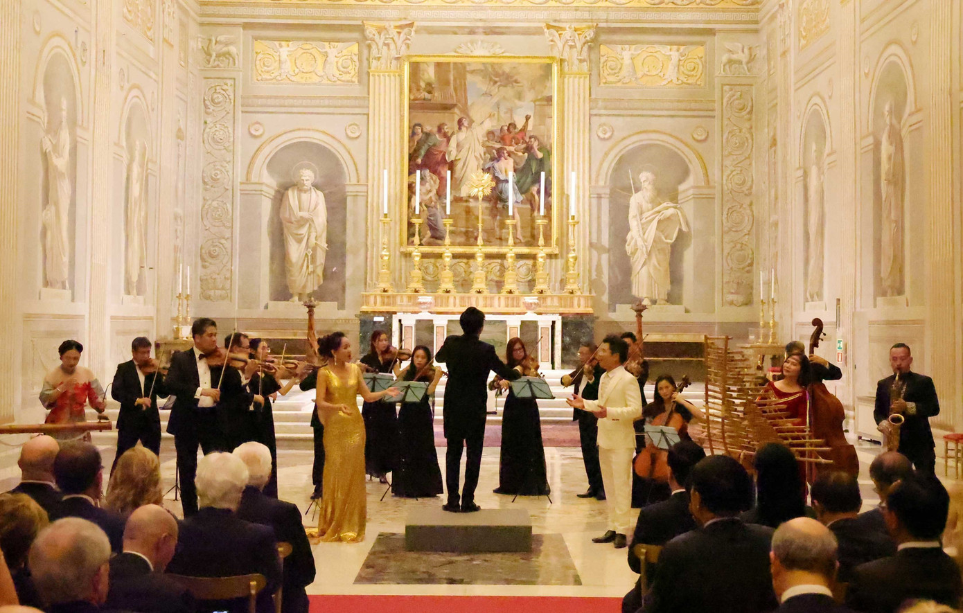 Dàn nhạc thính phòng Hà Nội có cả đàn bầu và đàn T’rưng phụ họa cùng nghệ sĩ Bùi Công Duy, các ca sĩ Tấn Minh, Khánh Ngọc biểu diễn trong phòng hòa nhạc Haydn-Saad tại Áo. Ảnh: TTXVN Dàn nhạc thính phòng Hà Nội có cả đàn bầu và đàn T’rưng phụ họa cùng nghệ sĩ Bùi Công Duy, các ca sĩ Tấn Minh, Khánh Ngọc biểu diễn trong phòng hòa nhạc Haydn-Saad tại Áo. Ảnh: TTXVN