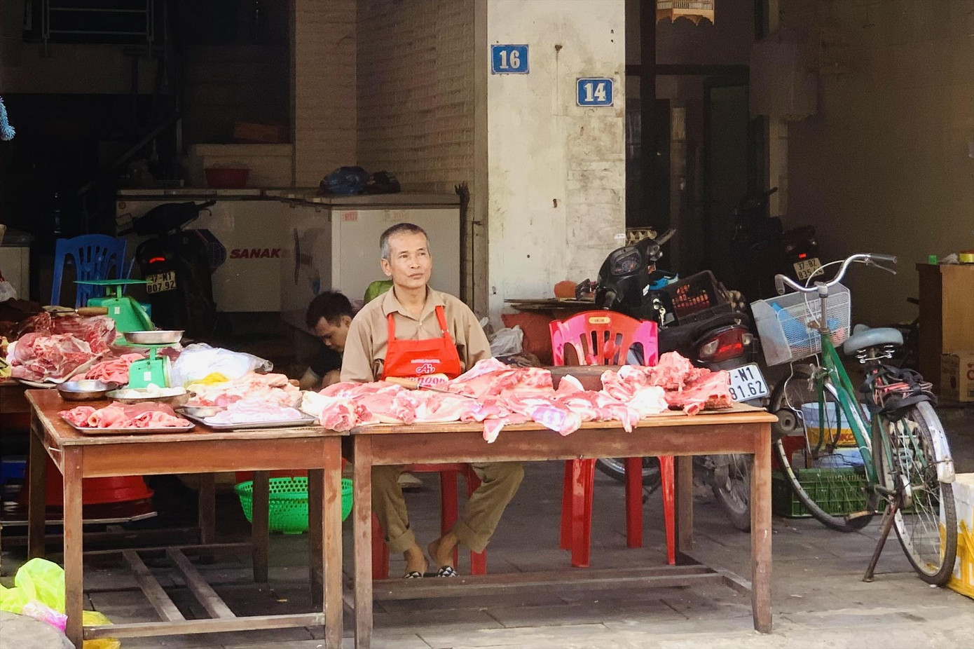 Quầy bán thịt lợn tại chợ Vinh (phường Hồng Sơn, thành phố Vinh, Nghệ An) vắng khách Quầy bán thịt lợn tại chợ Vinh (phường Hồng Sơn, thành phố Vinh, Nghệ An) vắng khách