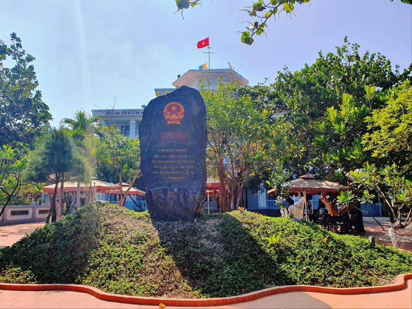 Bia đá tại Trường Sa khắc Tuyên ngôn độc lập đầu tiên của nước ta. Bia đá tại Trường Sa khắc Tuyên ngôn độc lập đầu tiên của nước ta.